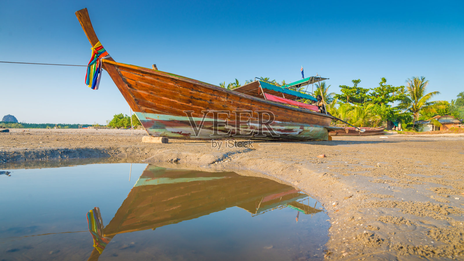 美丽的日落在热带海洋与长尾船在泰国南部照片摄影图片