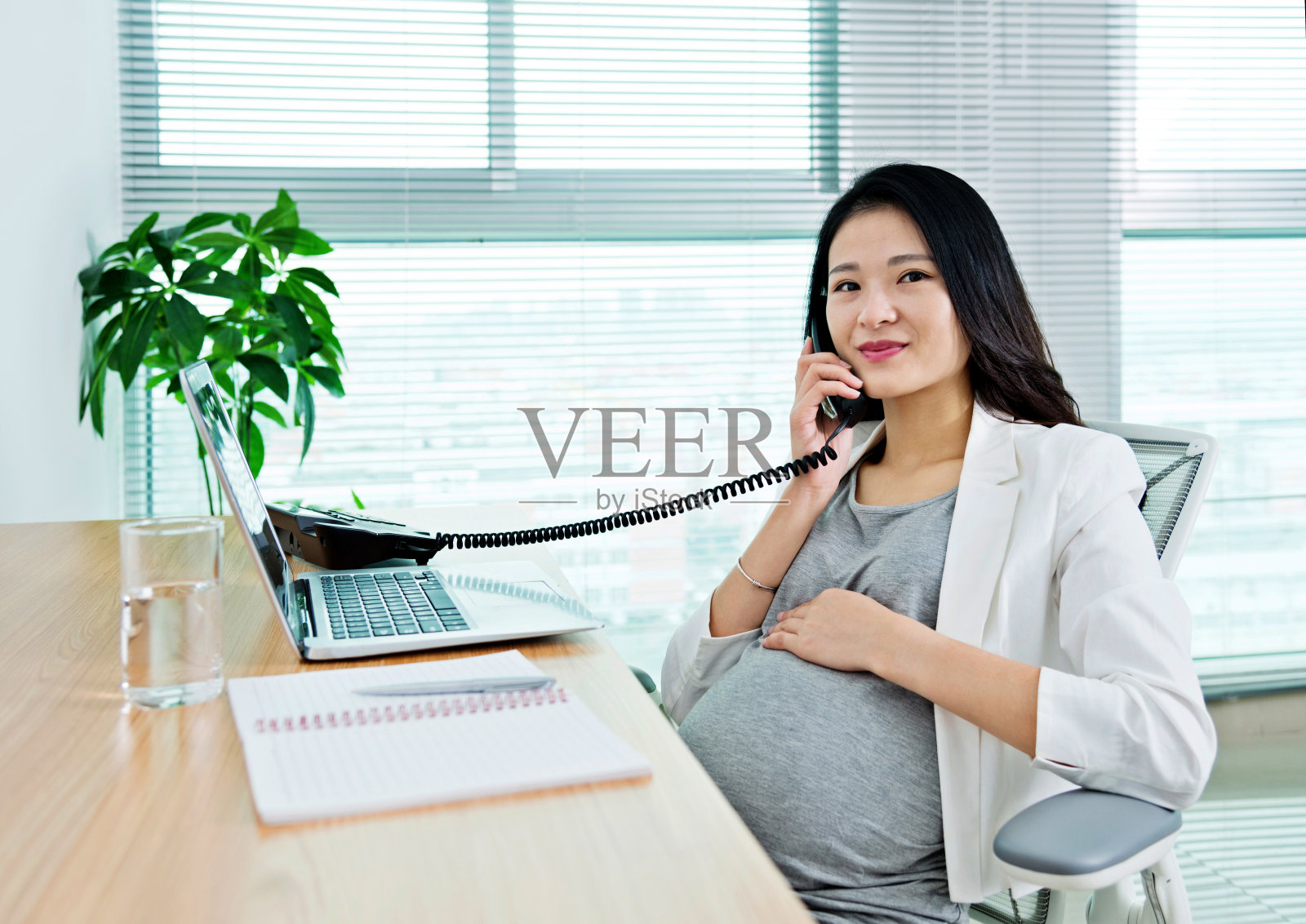 孕妇使用办公室电话照片摄影图片