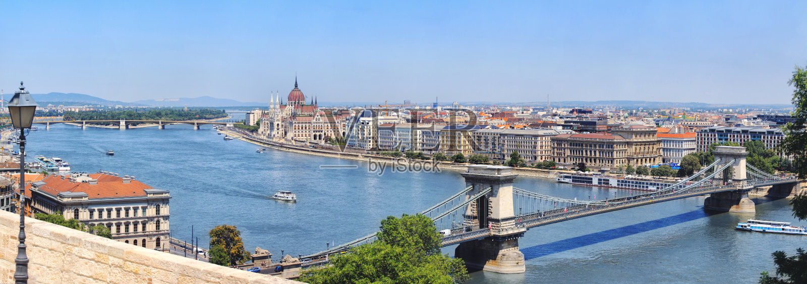 布达佩斯的铁链桥和议会照片摄影图片