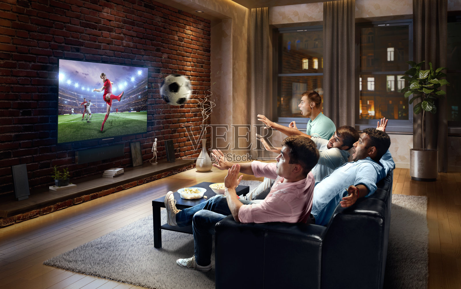 四个朋友在电视上看足球比赛照片摄影图片_ID:302381850-Veer图库