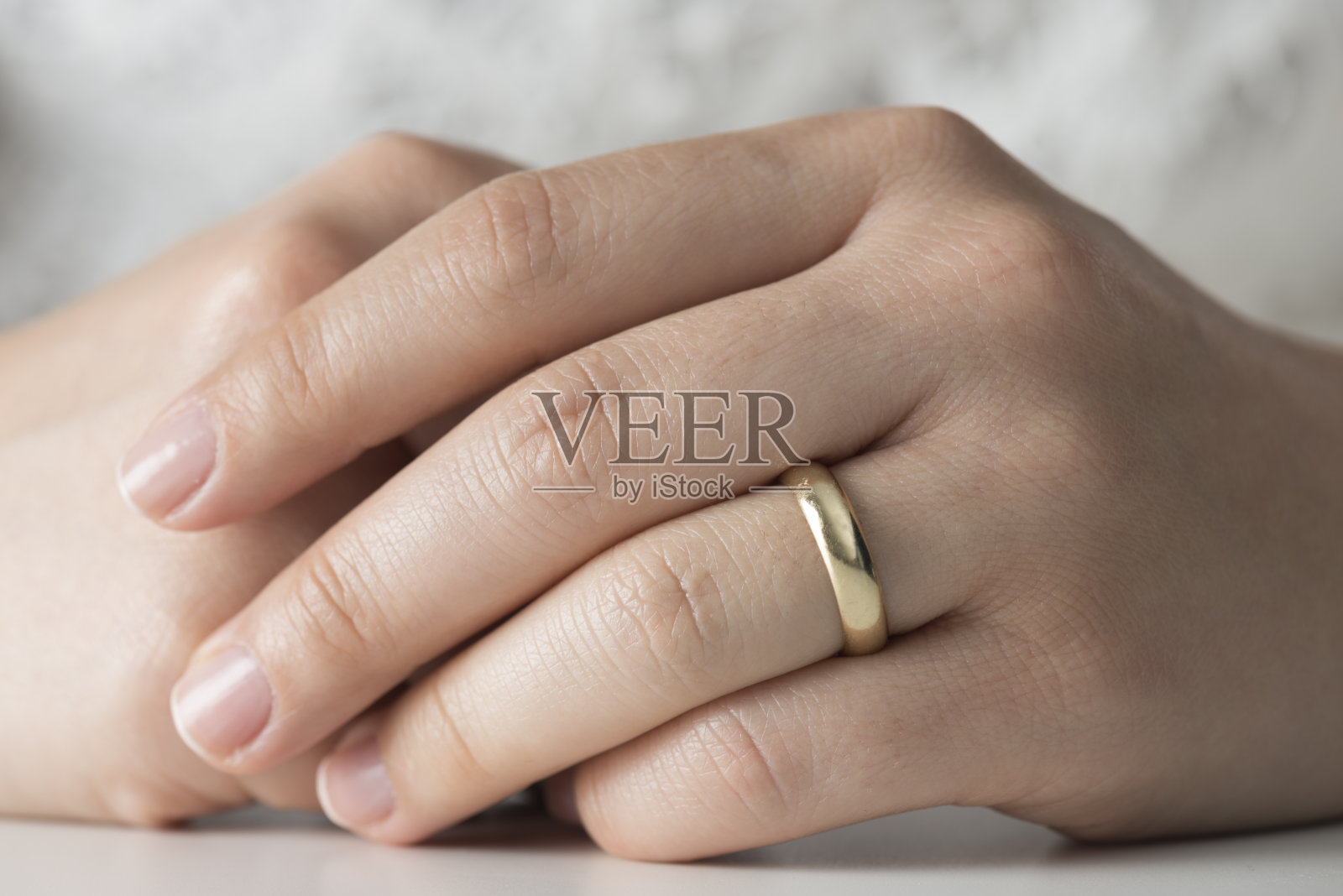 女人的手与订婚戒指照片摄影图片