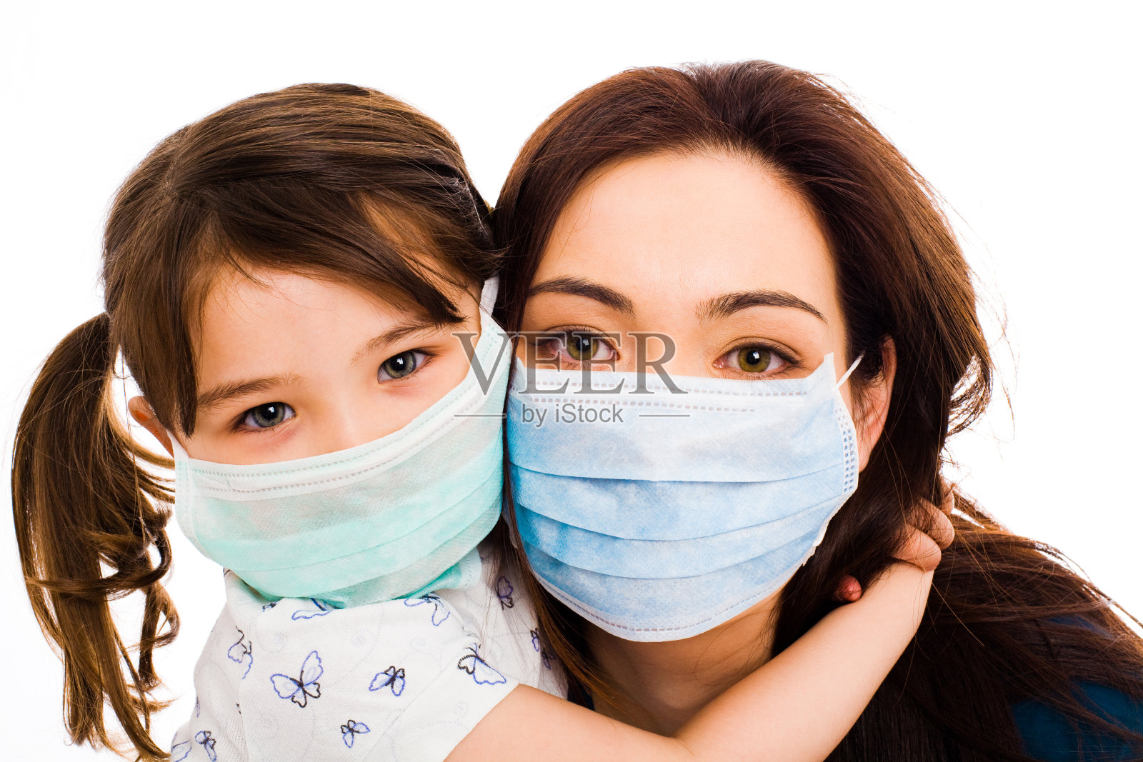 女儿拥抱着戴着医用口罩的母亲照片摄影图片
