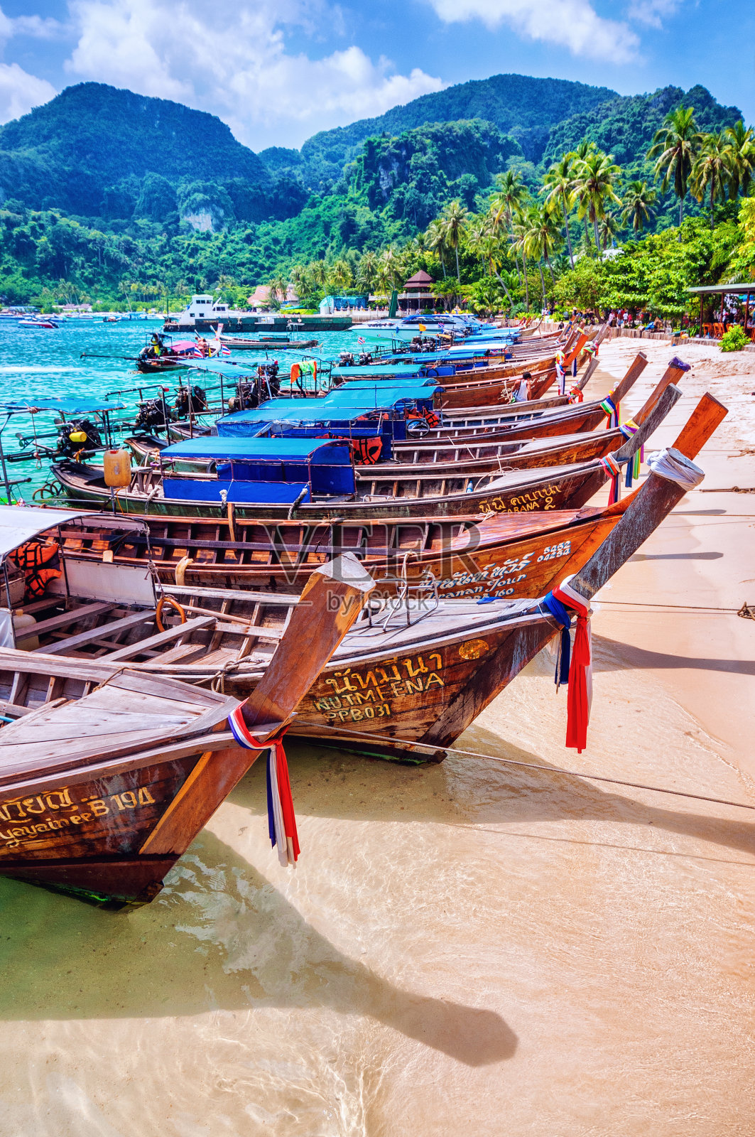 泰国普吉岛的长尾木船照片摄影图片