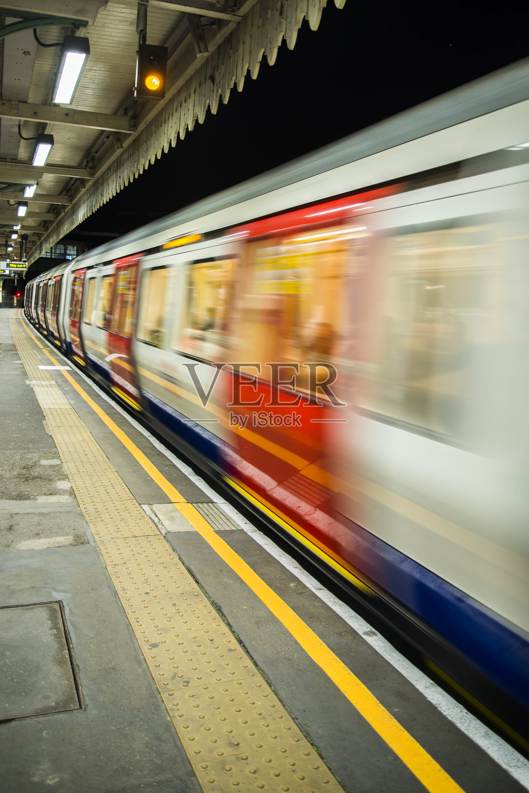 伦敦火车之夜照片摄影图片