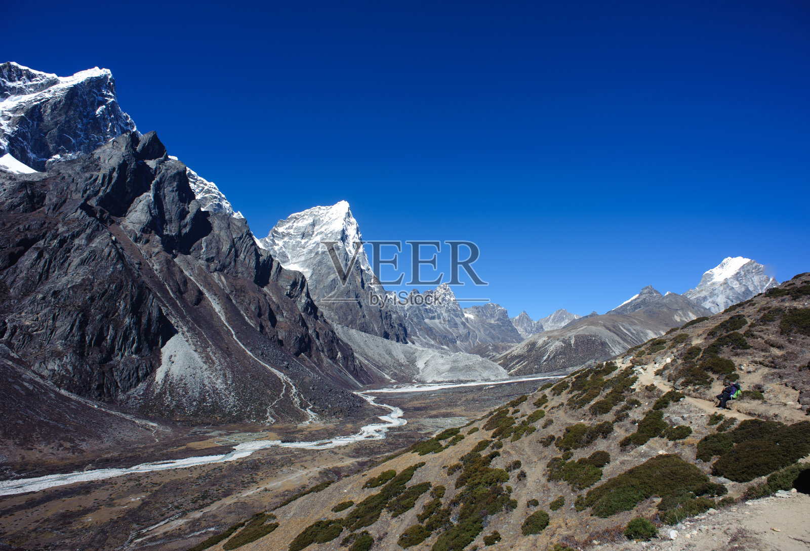 通往珠峰大本营的路上有美丽的山景照片摄影图片