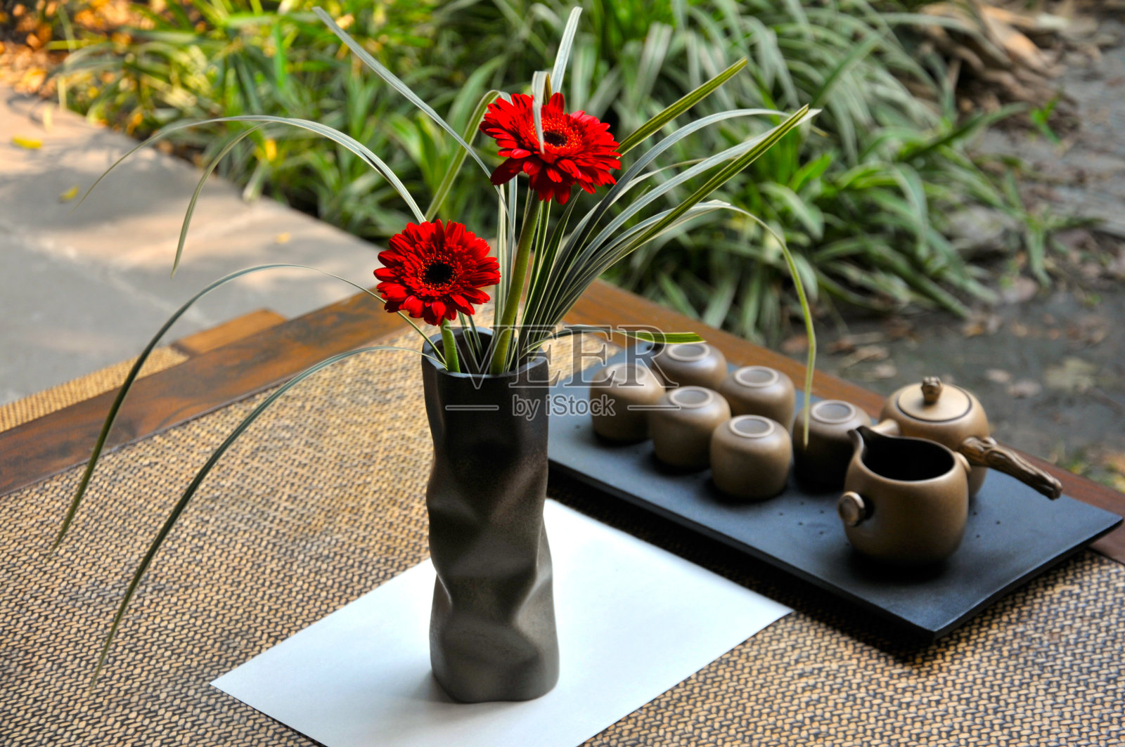 中国传统茶具和插花照片摄影图片