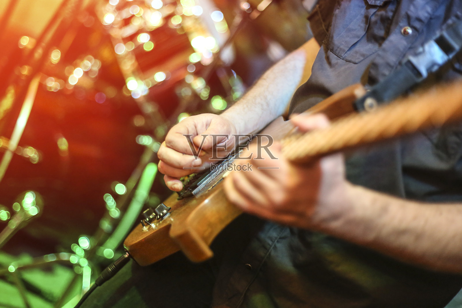 在音乐会上演奏的吉他手照片摄影图片
