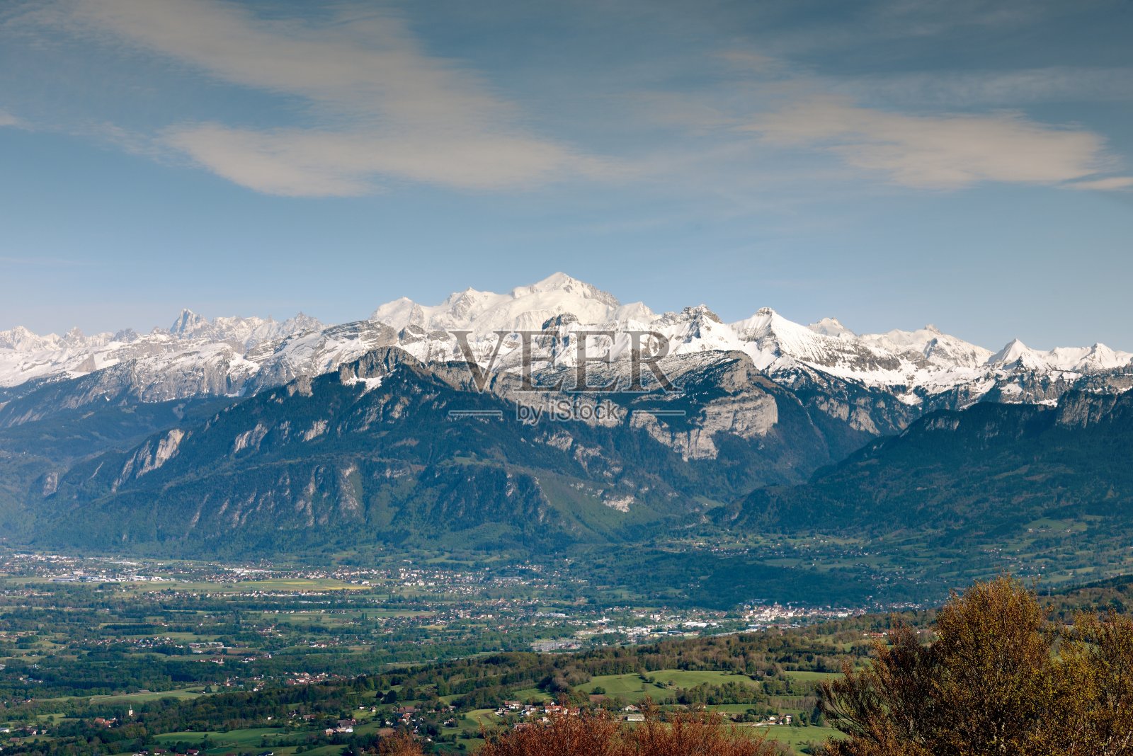 勃朗峰和阿尔卑斯山的乡村景色照片摄影图片