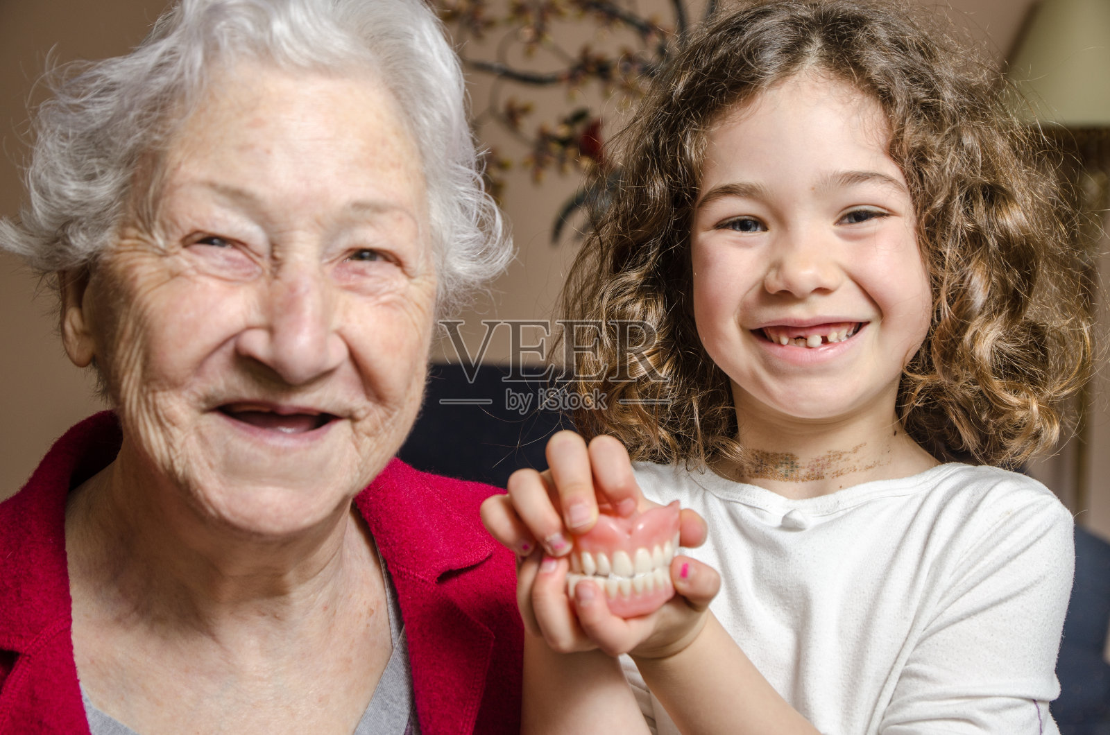 祖母和孙女笑的时候牙齿都少了照片摄影图片