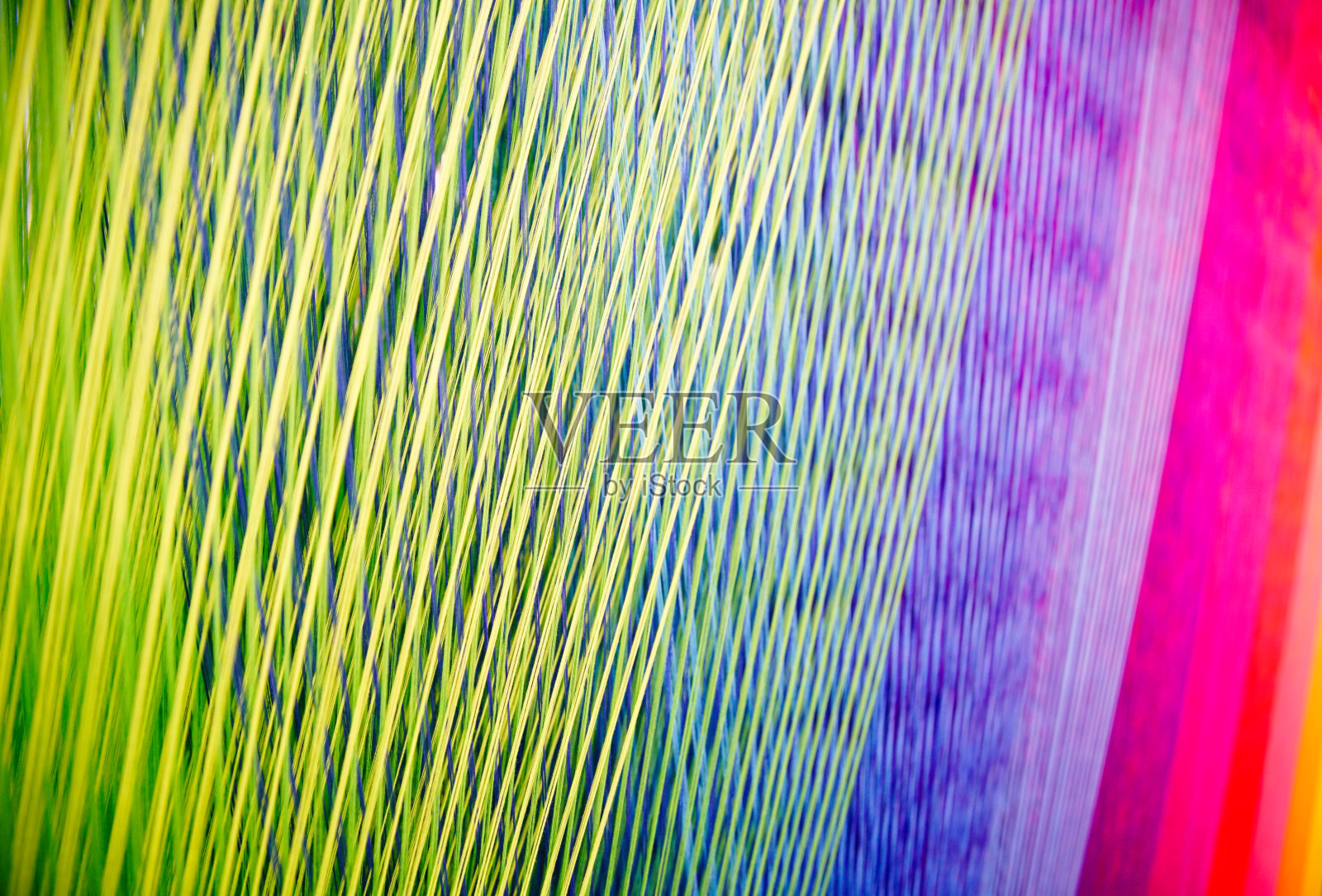 织布机上的几缕彩色纱线照片摄影图片
