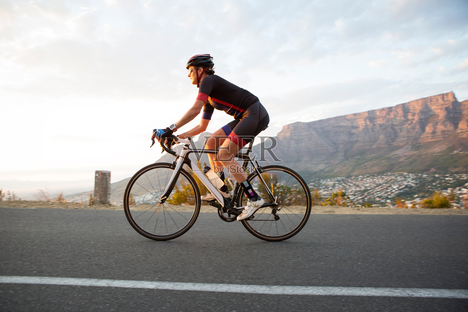 健康的女性骑自行车出门早起照片摄影图片