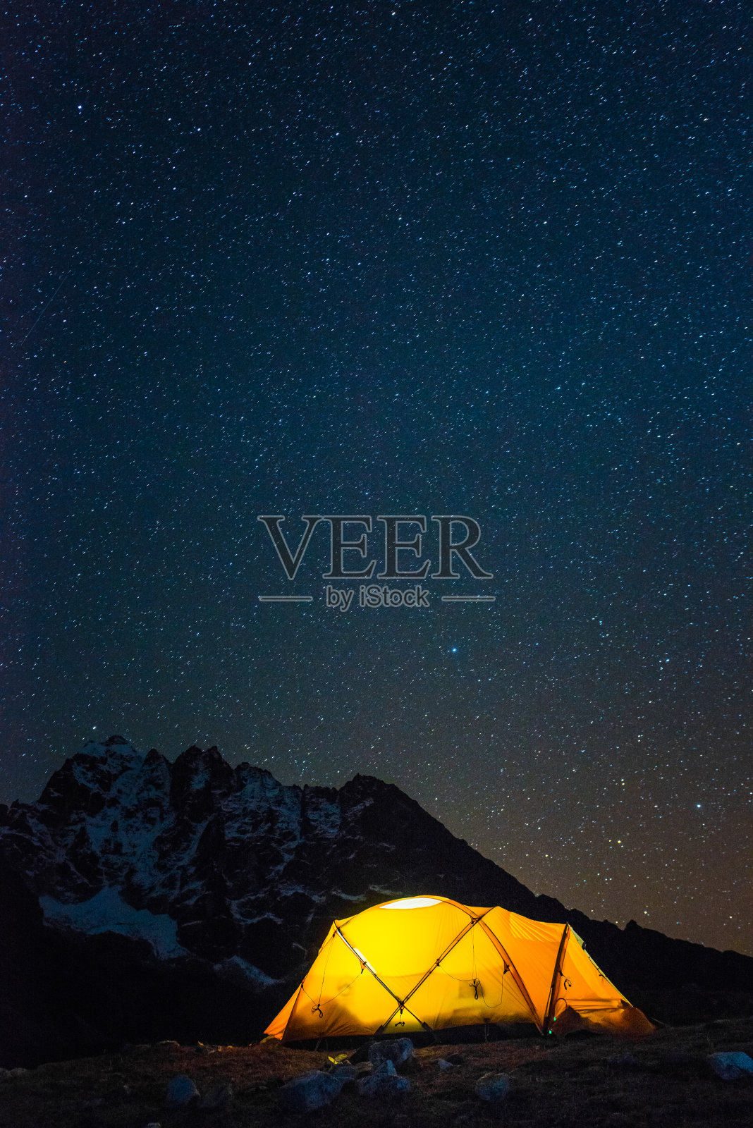 星星照耀着温暖的露营帐篷喜马拉雅山尼泊尔照片摄影图片