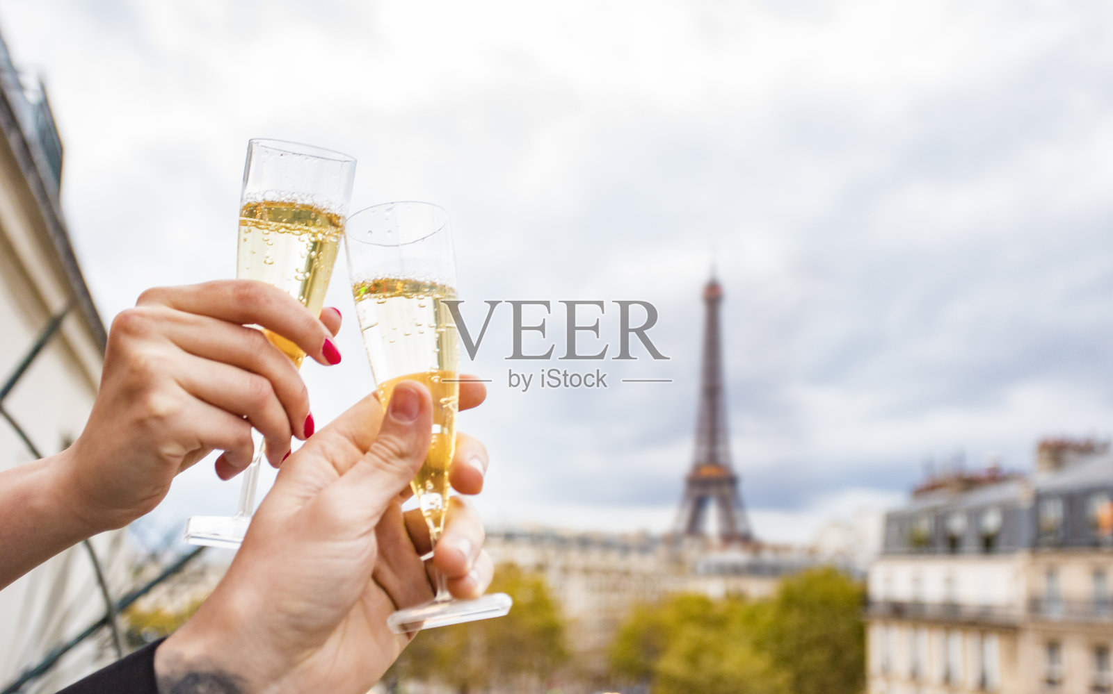 巴黎庆祝香槟干杯照片摄影图片