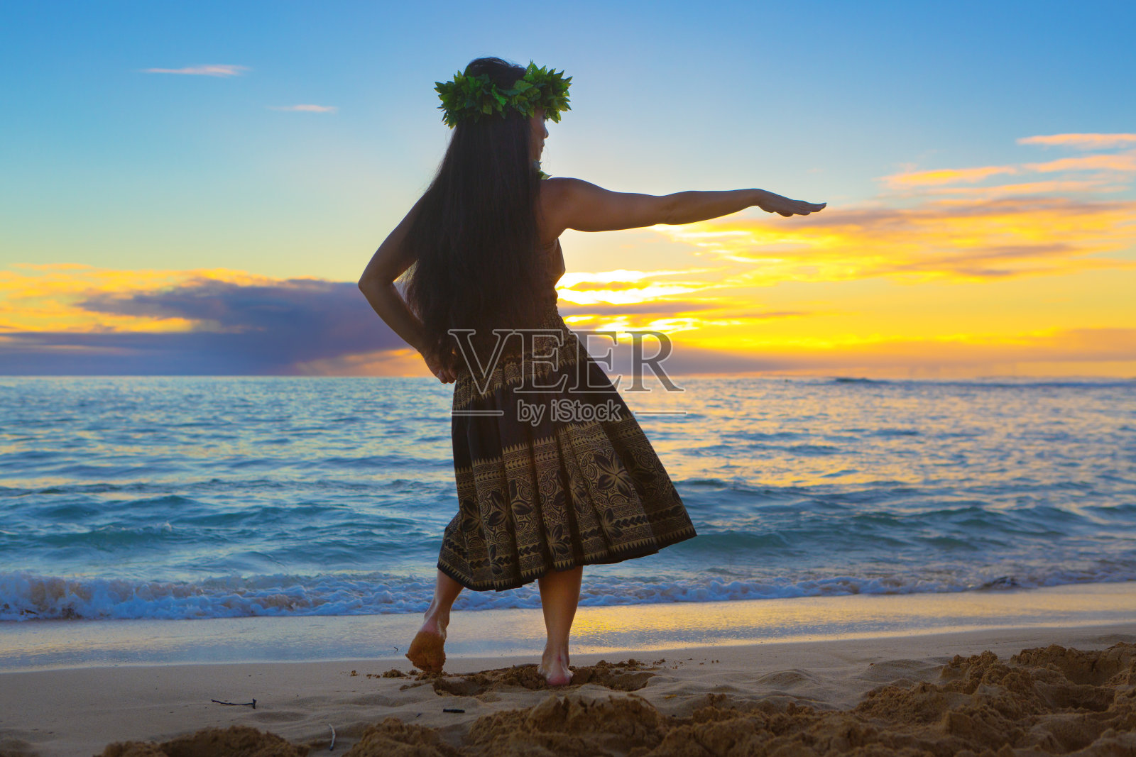 夏威夷草裙舞在海滩上的肖像在日落照片摄影图片