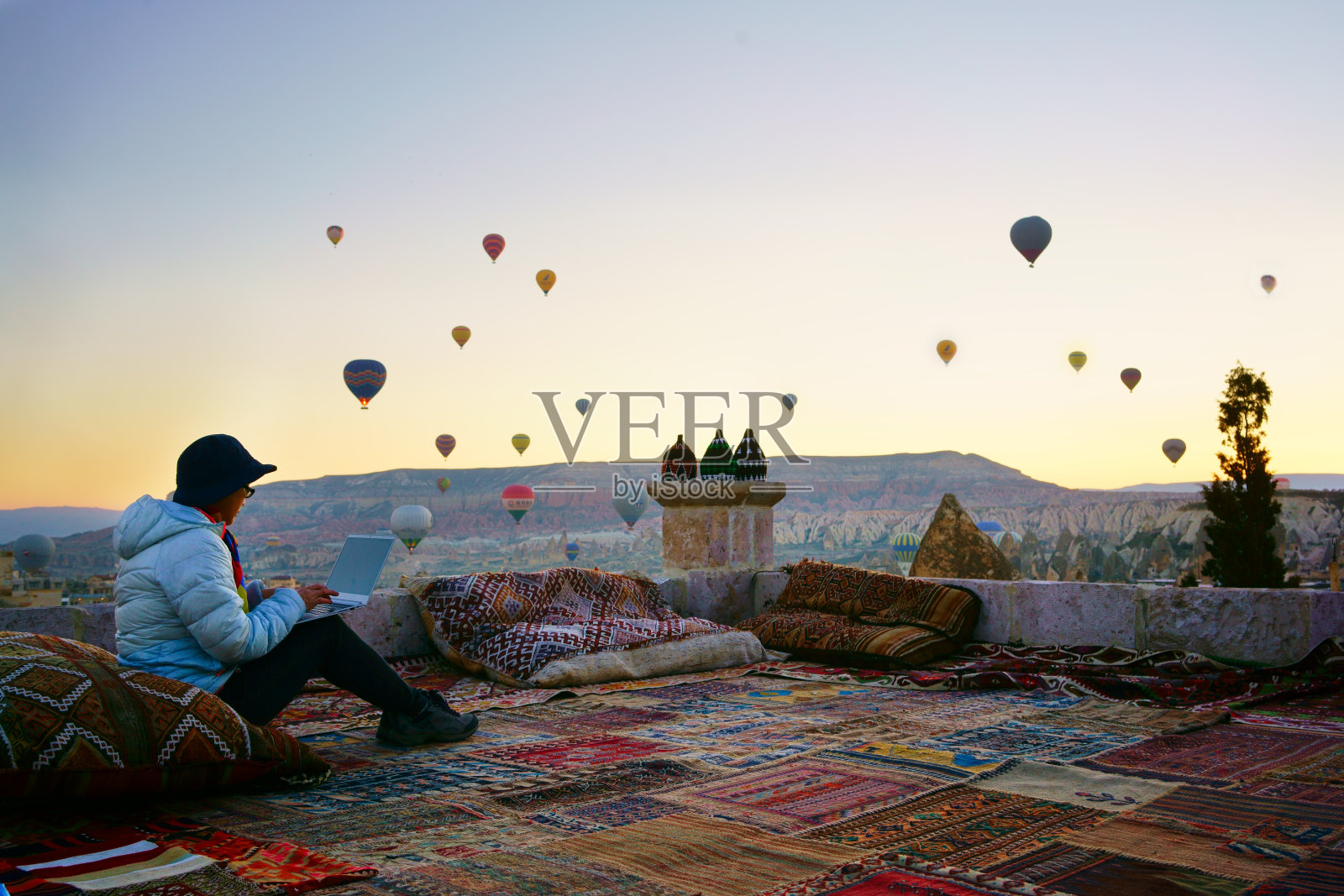 乘坐热气球在土耳其卡帕多西亚旅行照片摄影图片