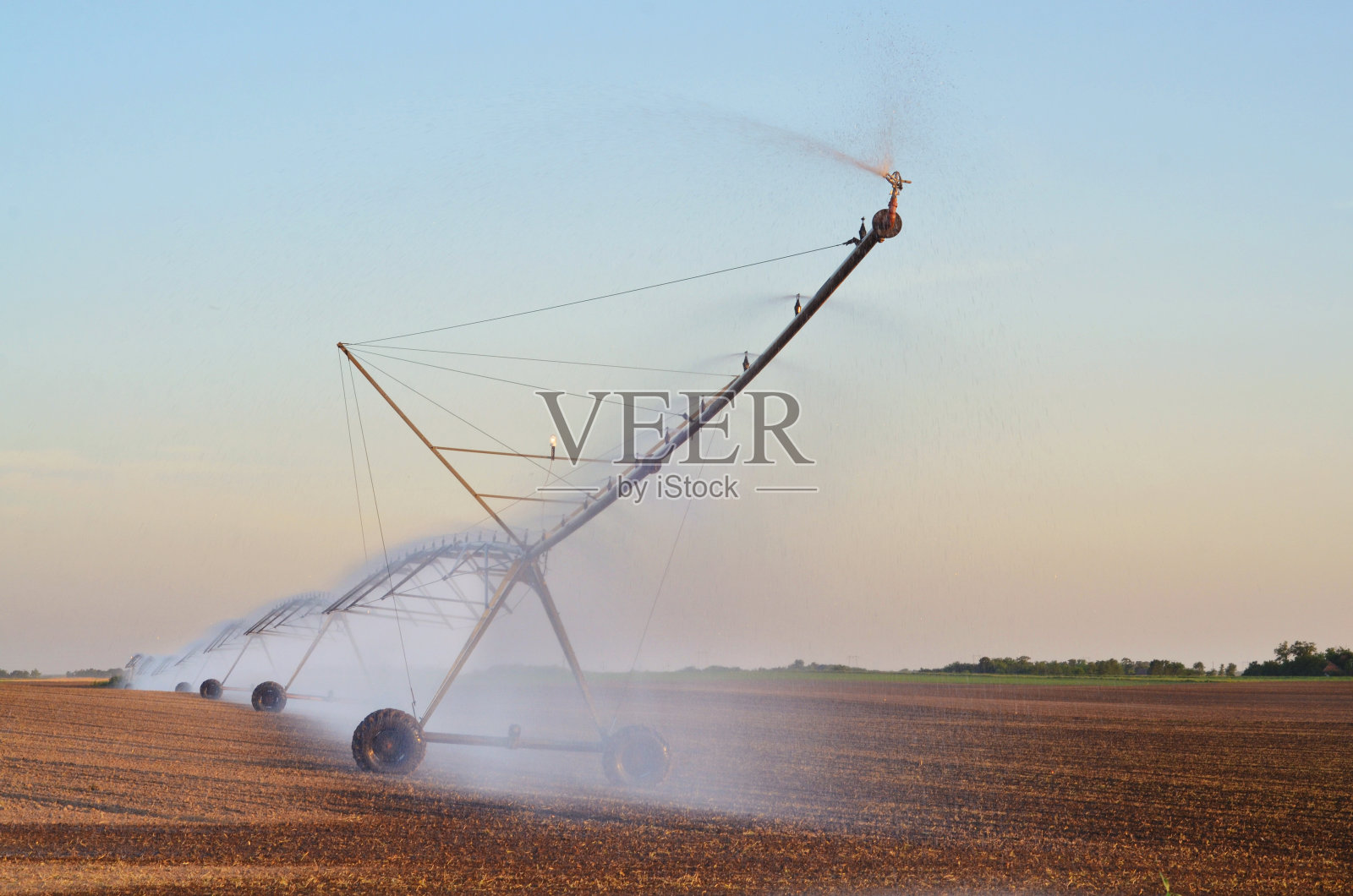 灌溉系统用于灌溉农田照片摄影图片