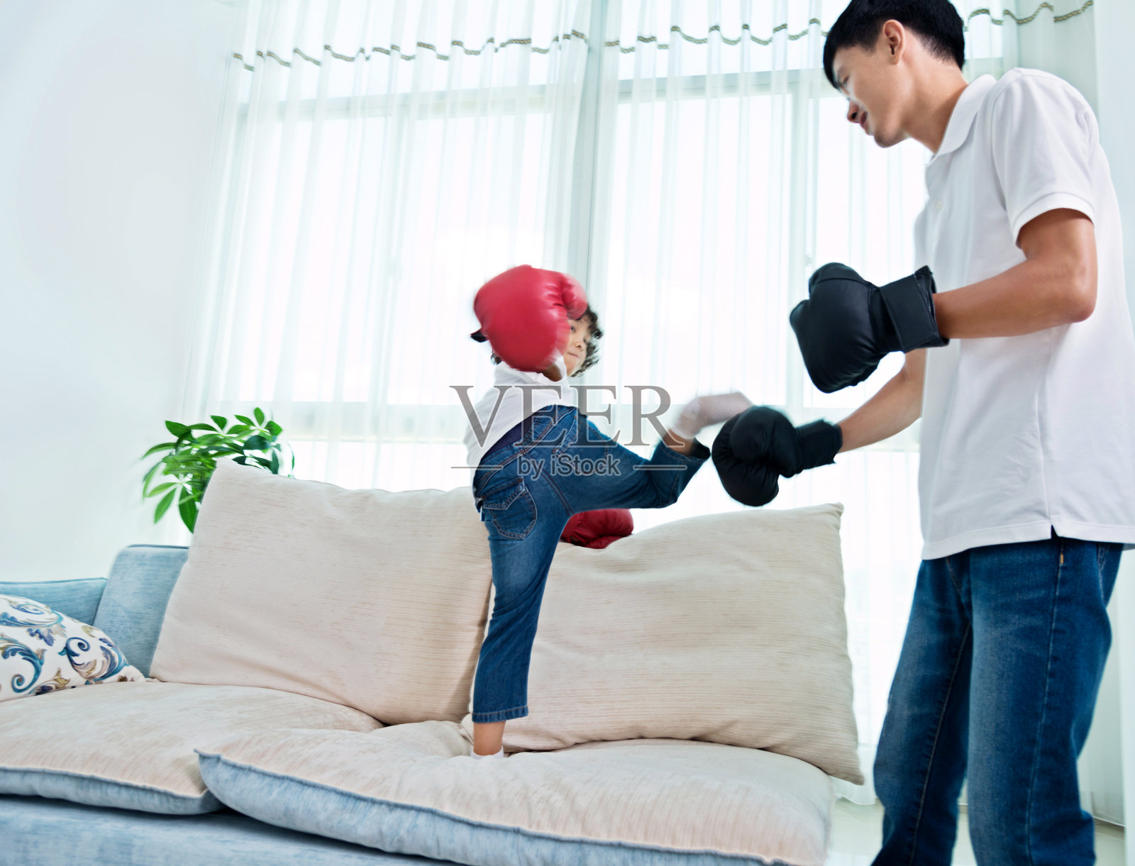父亲和儿子在家拳击照片摄影图片