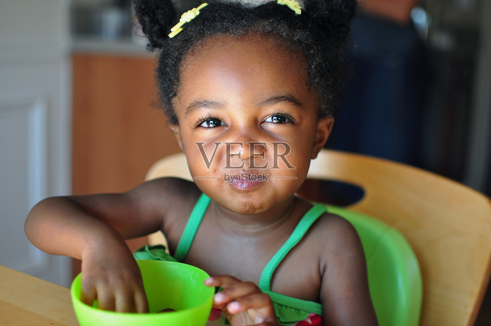 一个小女孩在吃碗里的葡萄照片摄影图片