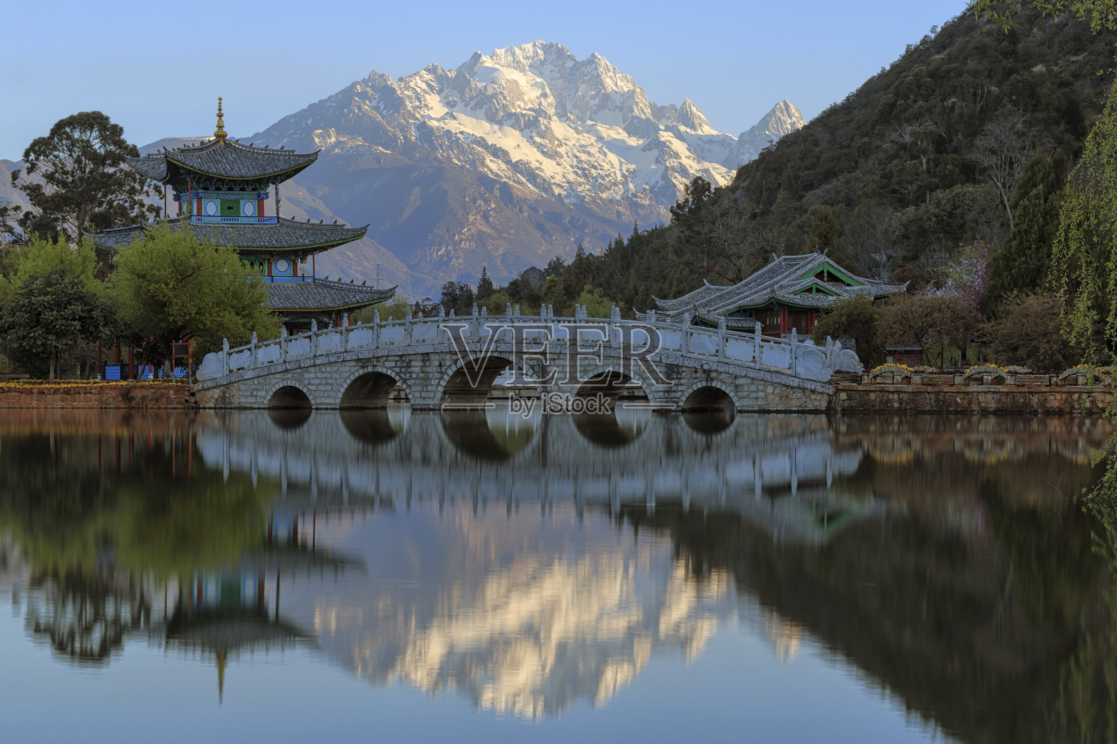 美丽的黑龙池和玉龙雪山在丽江，云南-中国照片摄影图片