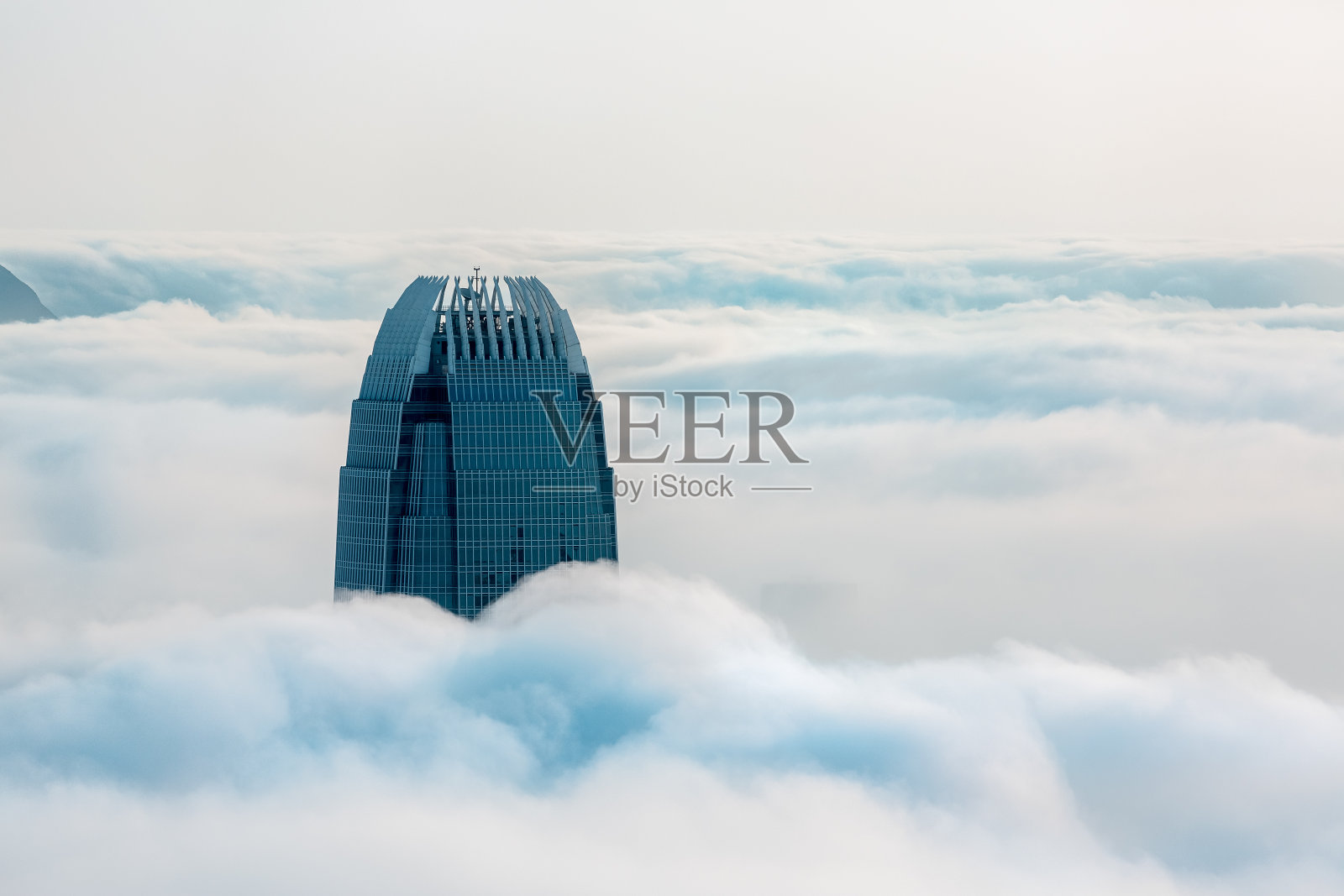 在多雾季节，香港维多利亚港上空乌云滚滚照片摄影图片