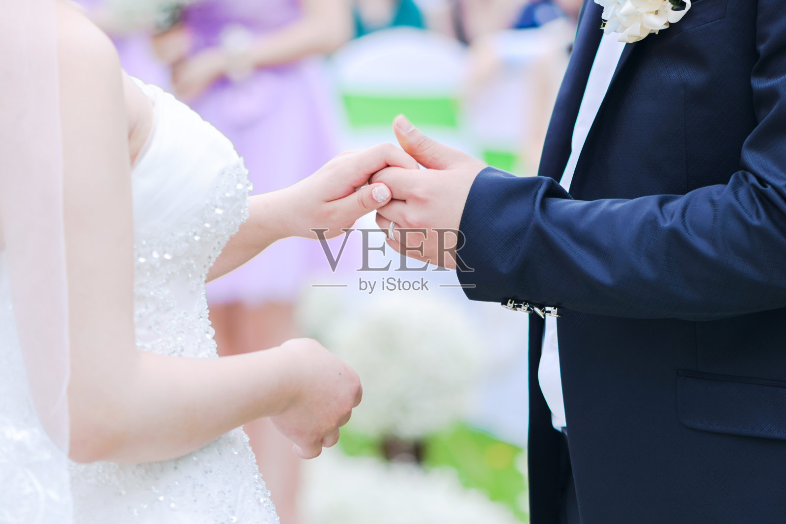 新婚夫妇手牵着手照片摄影图片