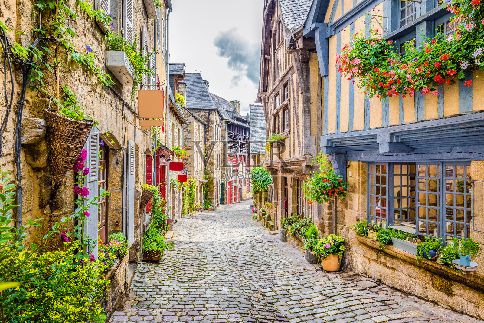 欧洲一个古老小镇的美丽小巷照片摄影图片