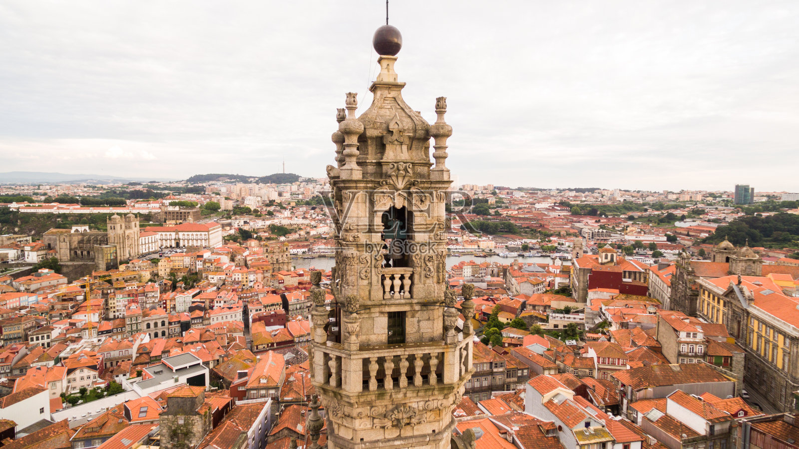 波尔图城市景观与著名的钟楼克莱里戈斯教堂，葡萄牙鸟瞰图照片摄影图片