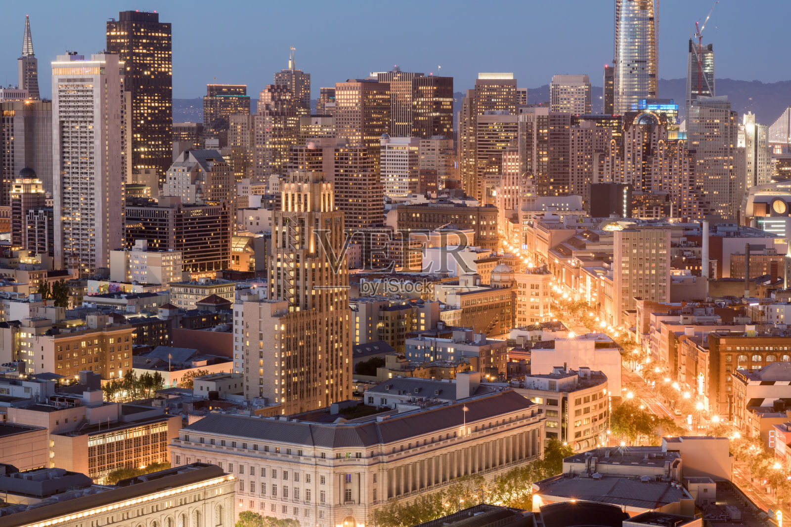 鸟瞰图旧金山市中心和市场街在黄昏。照片摄影图片
