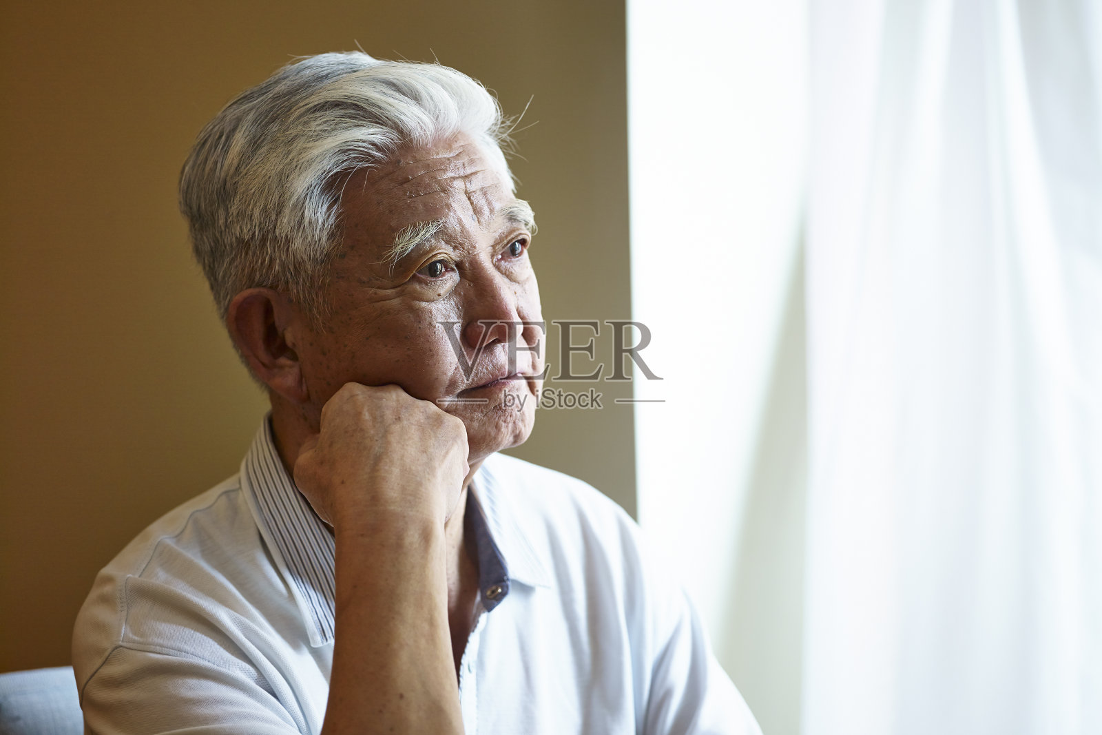 一个悲伤的亚洲老人的肖像照片摄影图片