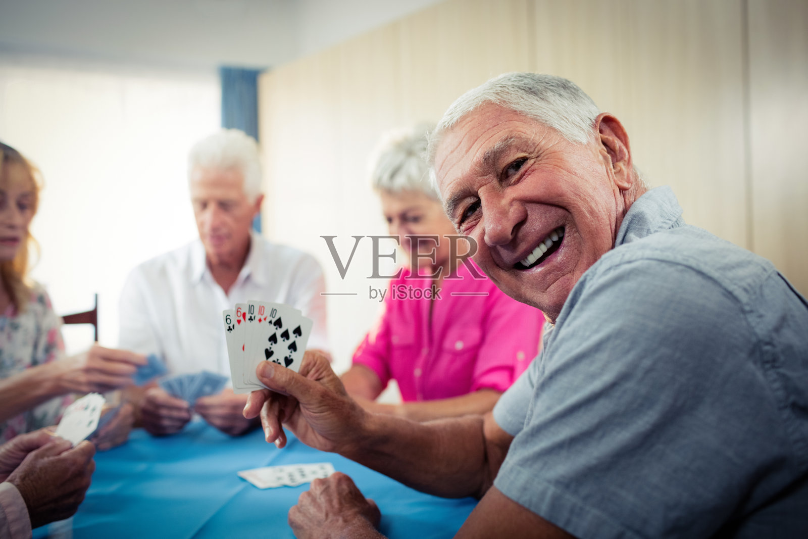 留守老人在外打牌一天不回家 一碗面对他们来说改善生活