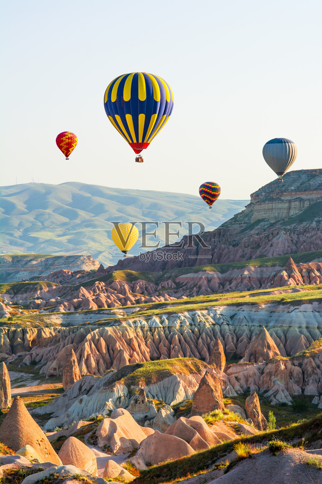 卡帕多西亚的旅游胜地——气球飞行。卡帕多西亚是世界上最适合乘坐热气球的地方之一。Goreme,卡帕多西亚,土耳其照片摄影图片