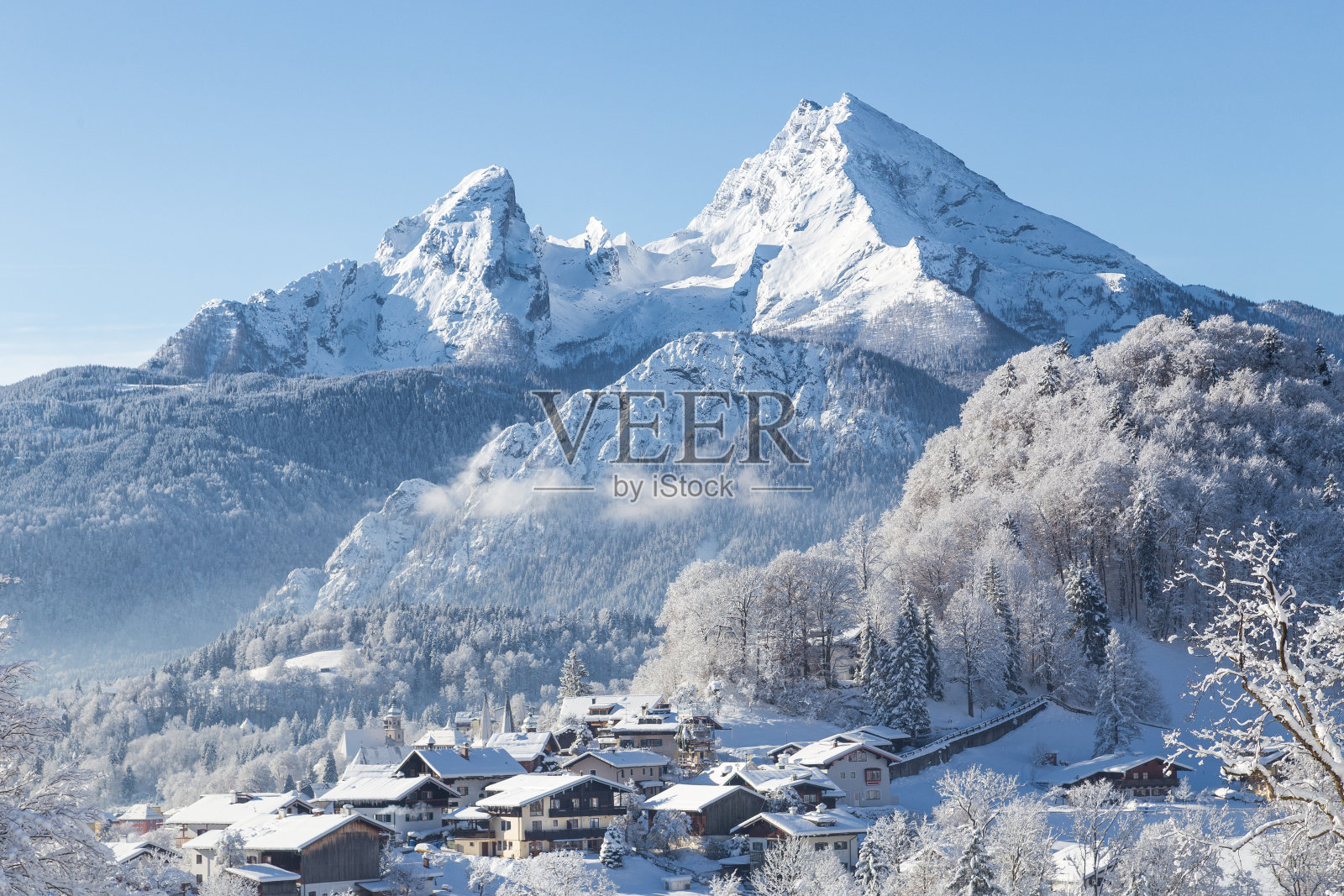 冬天，德国巴伐利亚的贝希特斯加登镇和瓦茨曼照片摄影图片