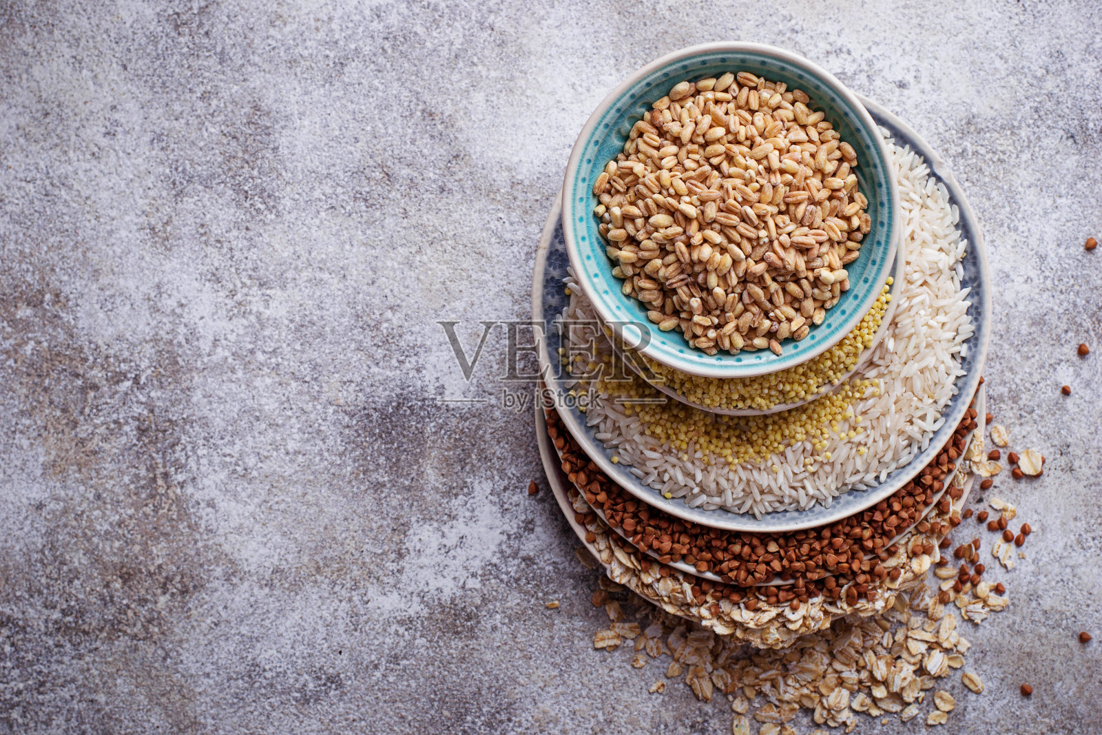 不同类型的粗麦:大米，粗麦，小麦，燕麦，燕麦，荞麦照片摄影图片
