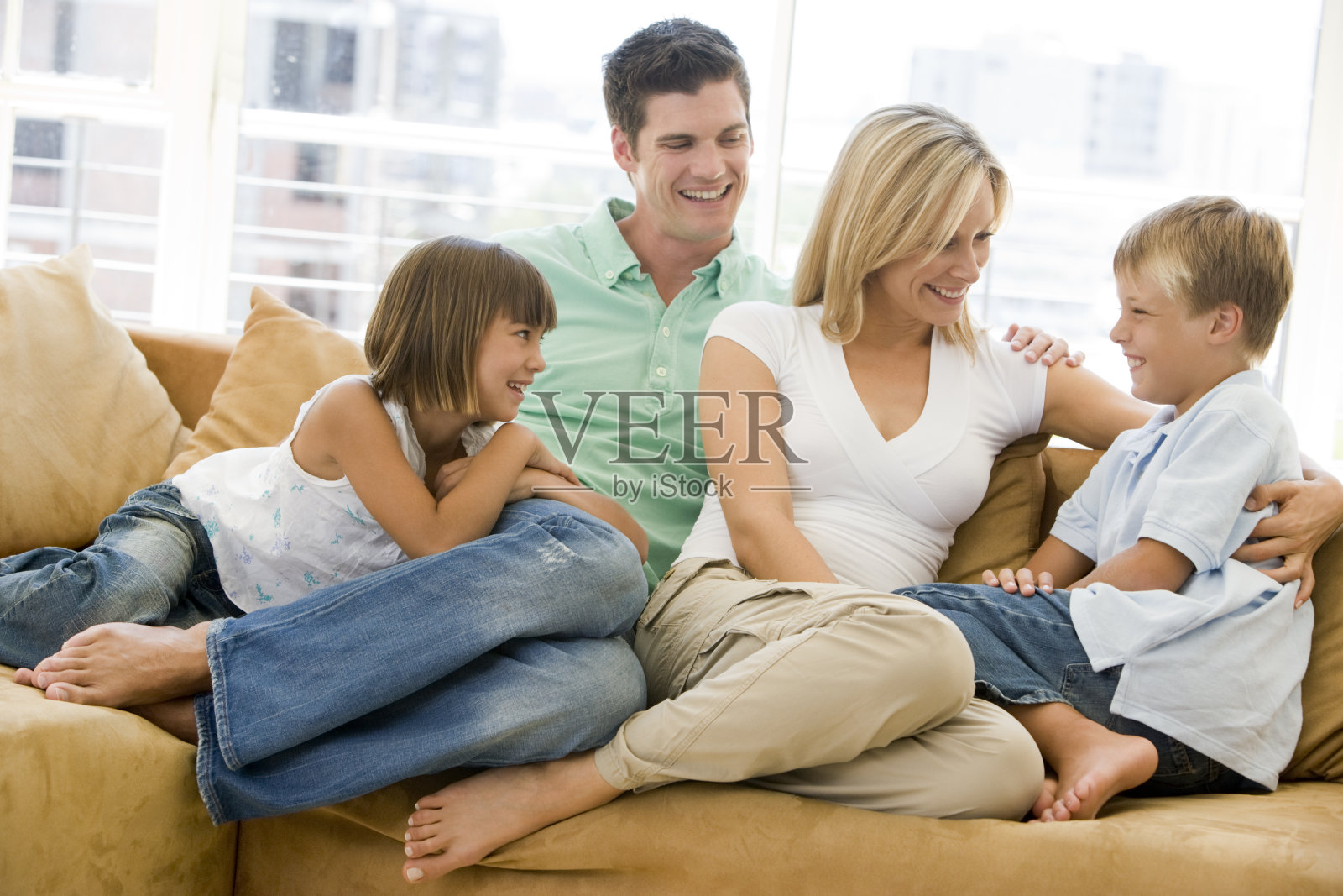 一家人坐在客厅微笑照片摄影图片