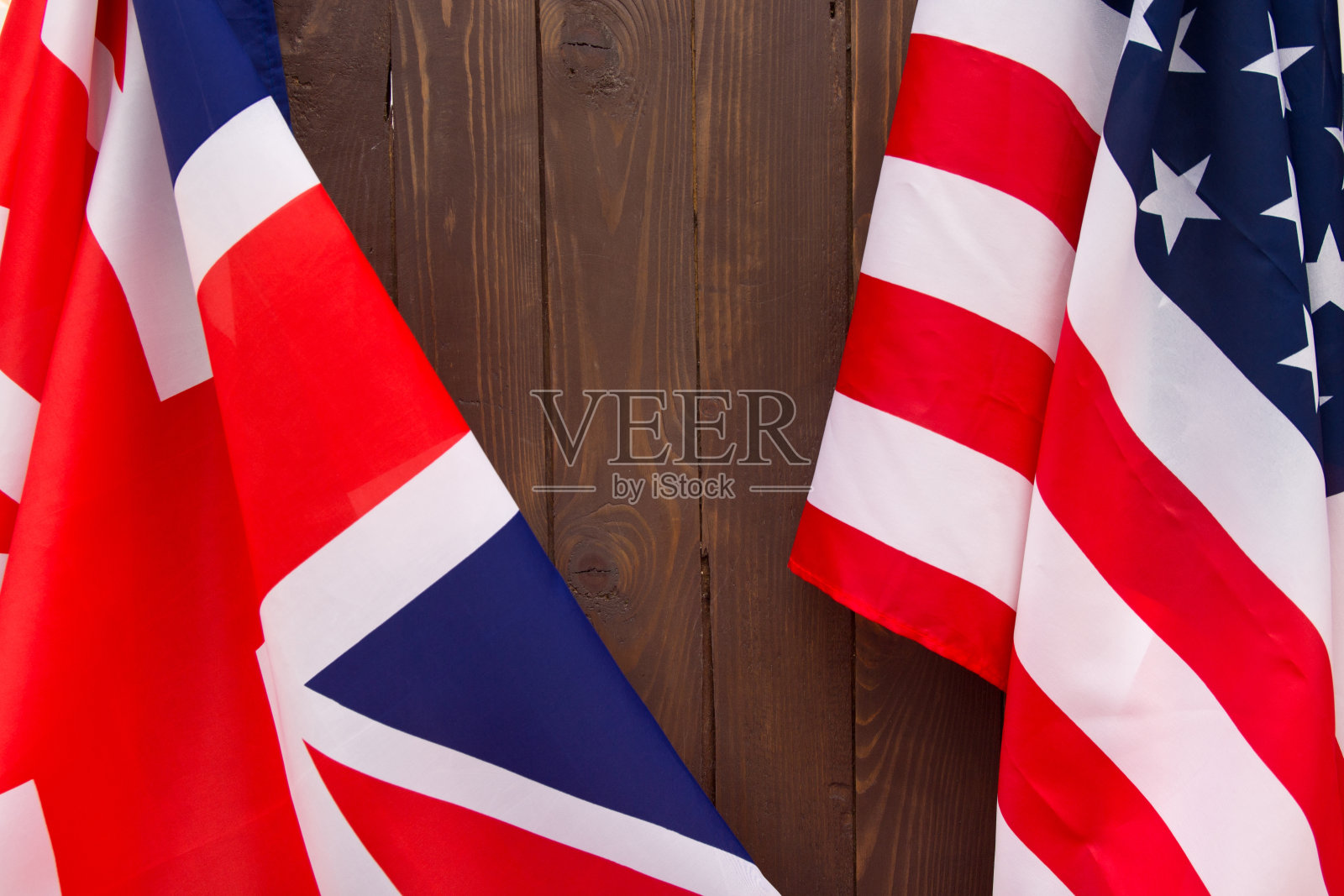 木制棕色背景的英国国旗和美国国旗。照片摄影图片