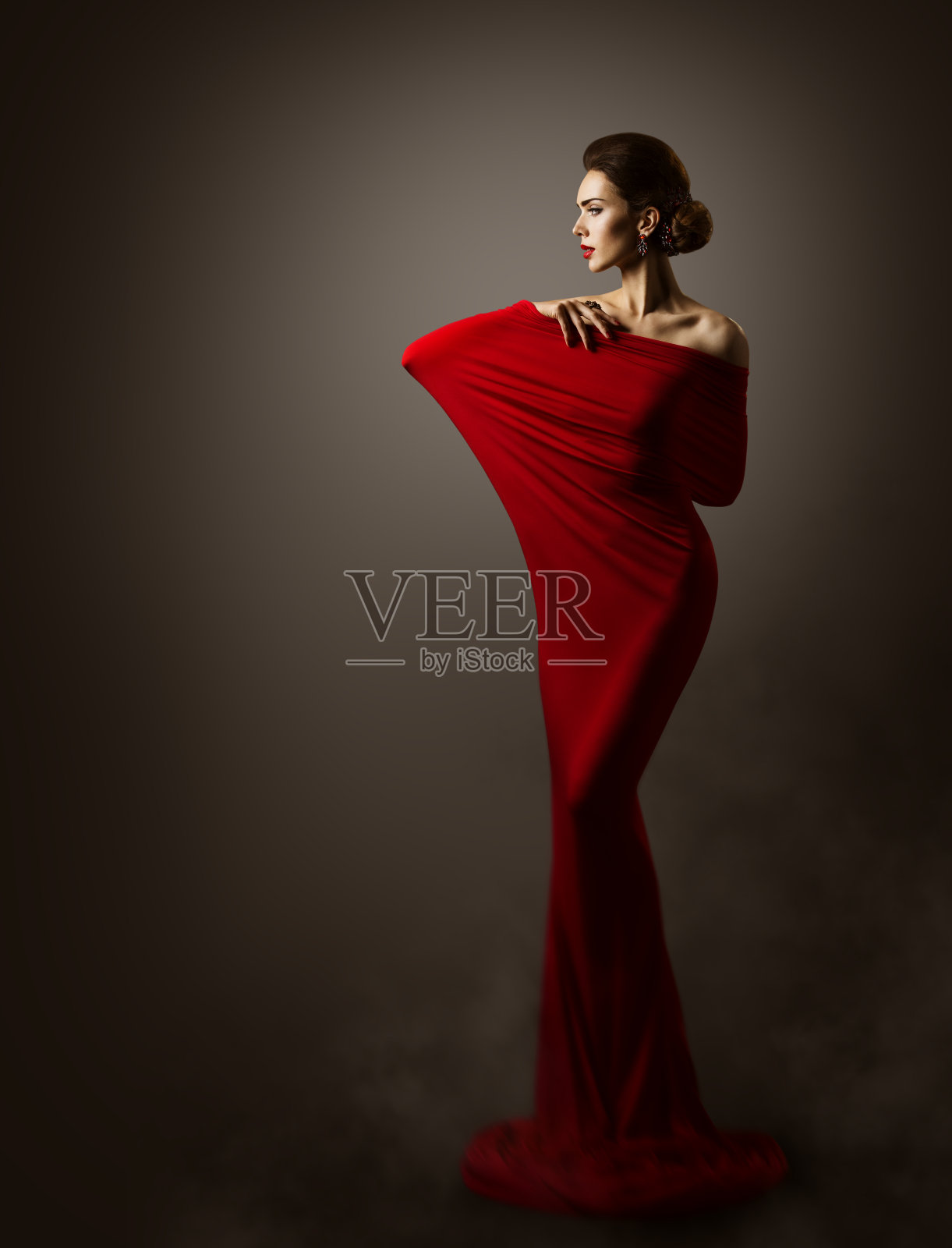 女性红色时装艺术，优雅的模特长裙，性感的身体在合适的面料照片摄影图片