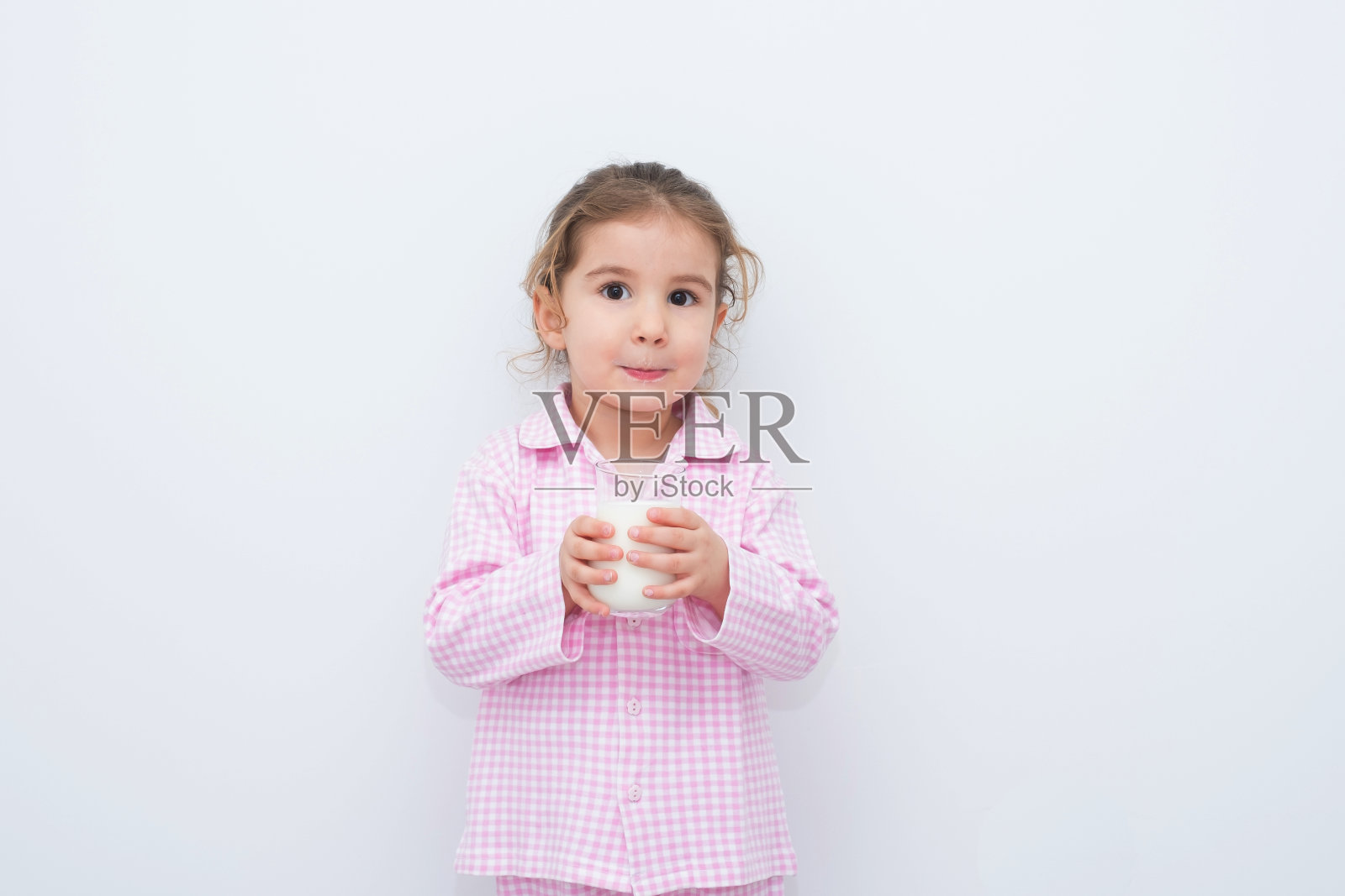 小女孩喝牛奶照片摄影图片