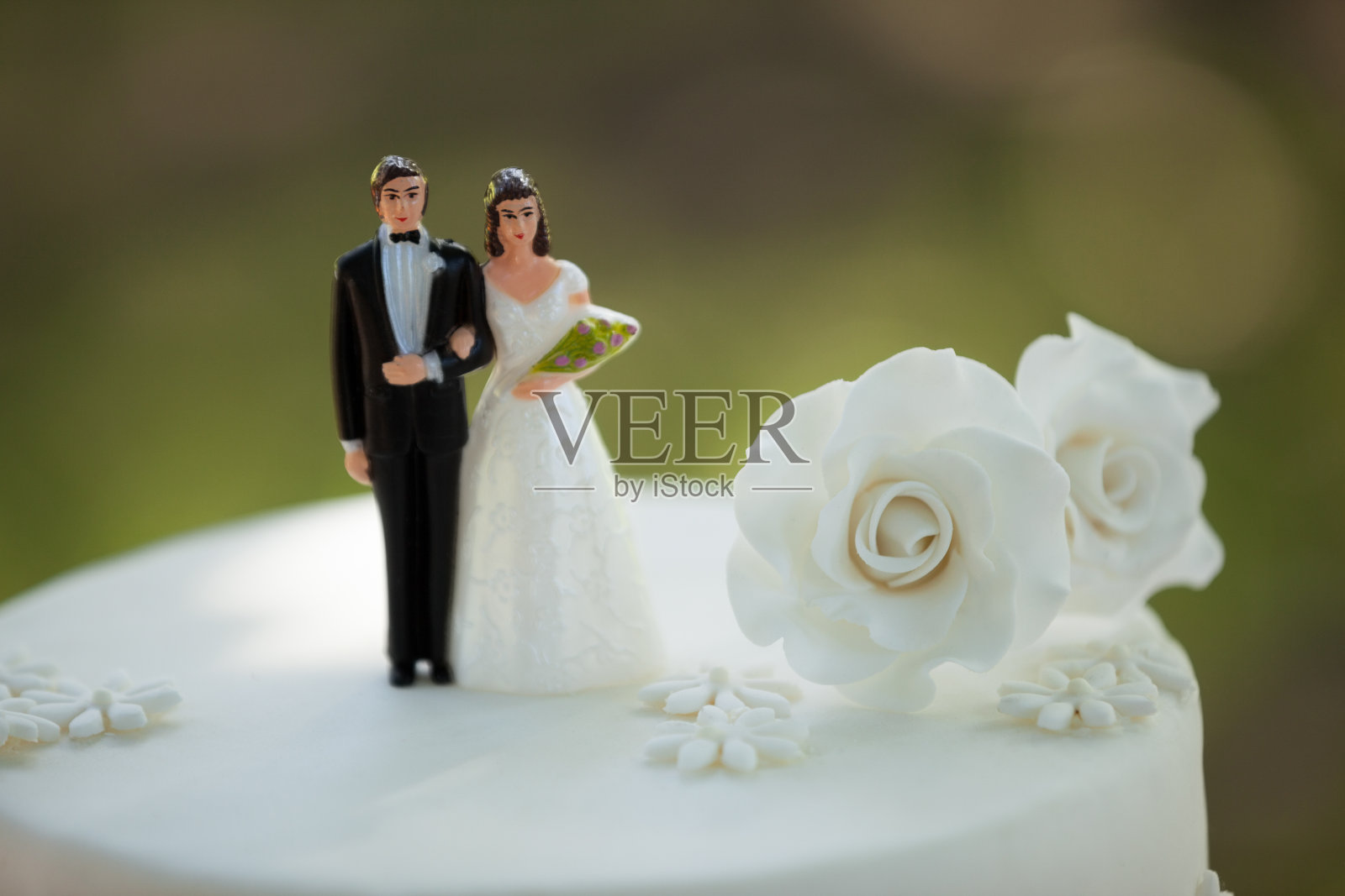婚礼蛋糕上的夫妻雕像特写照片摄影图片