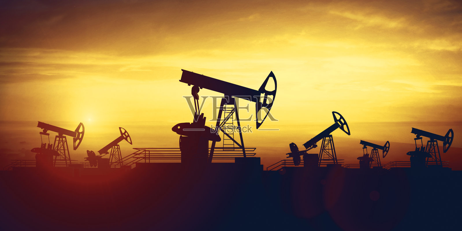 油泵千斤顶在日落天空的背景。油价上涨的概念照片摄影图片