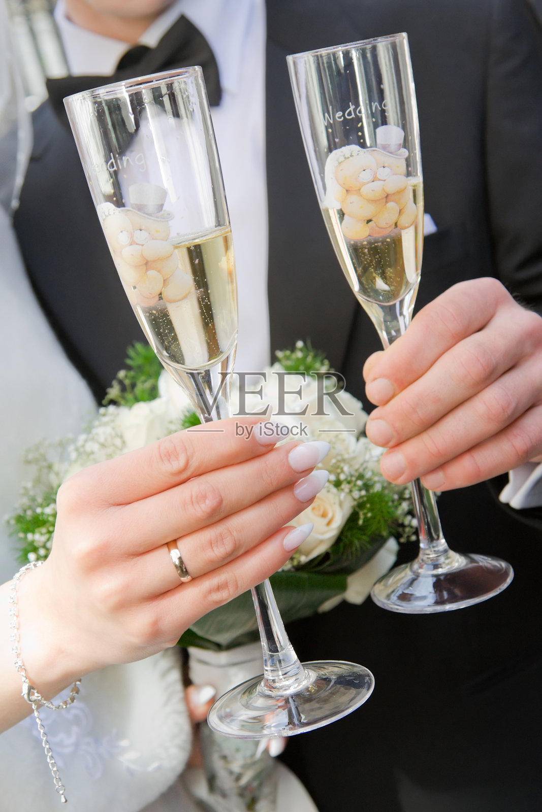 拿着结婚戒指的手捧着酒杯照片摄影图片