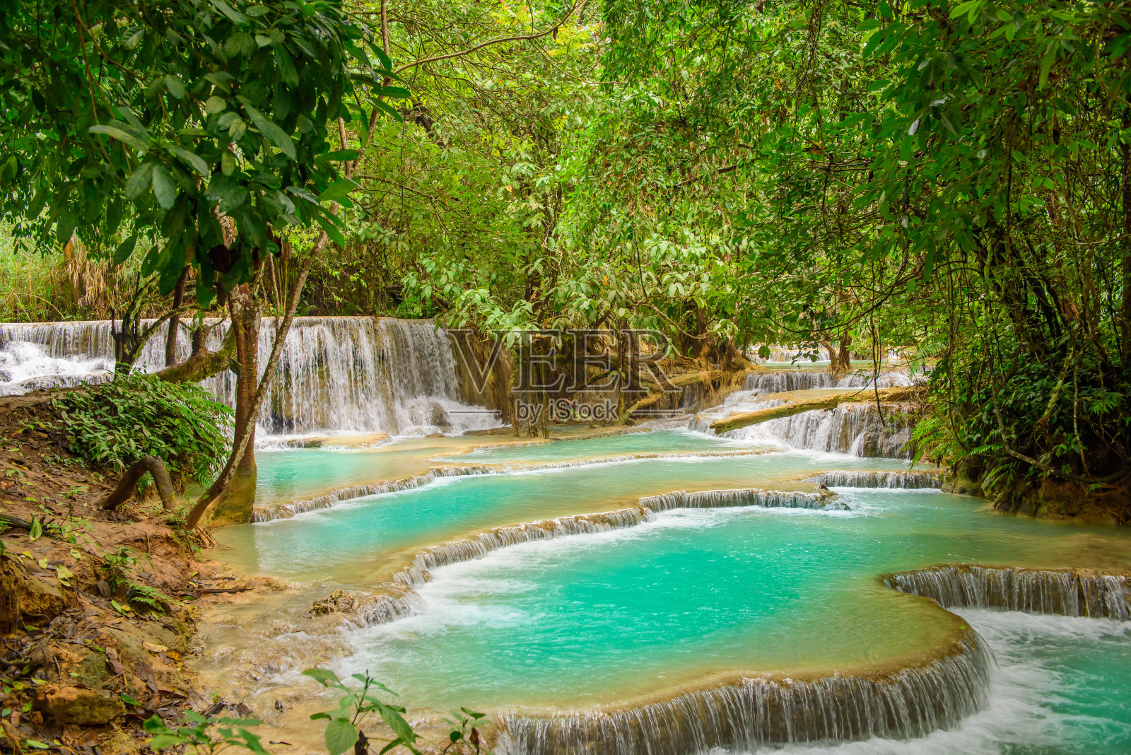 旷溪瀑布，老挝琅勃拉邦地区的瀑布照片摄影图片