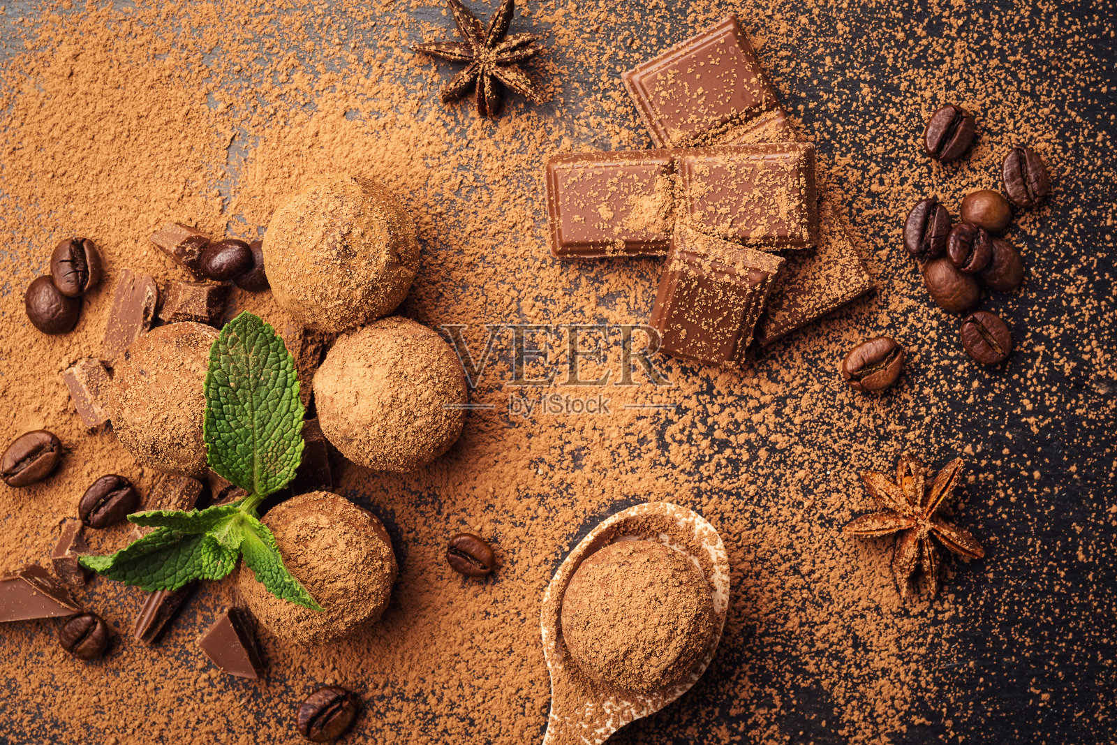 松露巧克力，用可可粉做成的松露巧克力糖果。自制新鲜巧克力能量球。由巧克力制造商制作的美味什锦松露。巧克力块和咖啡豆照片摄影图片