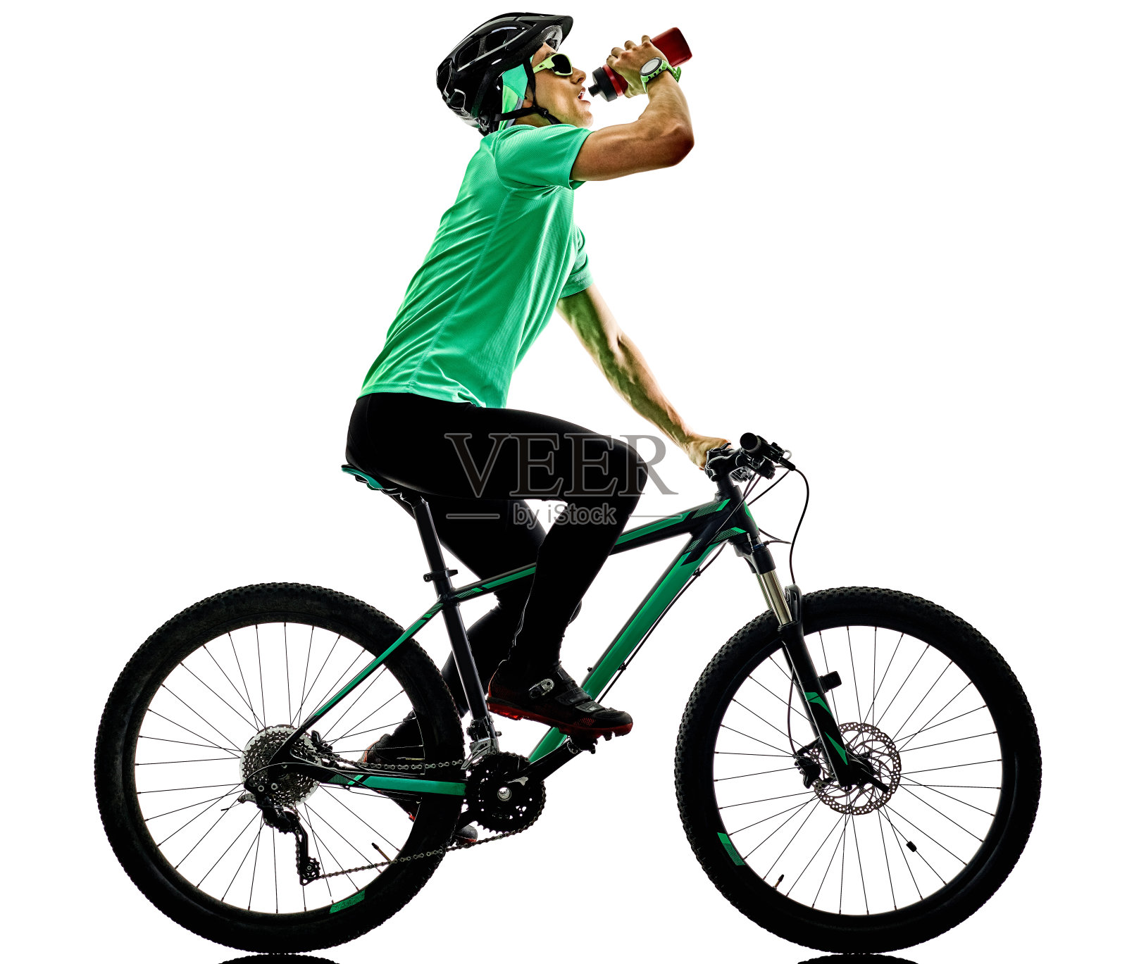 十几岁的男孩骑山地车，骑自行车，喝孤立的影子照片摄影图片