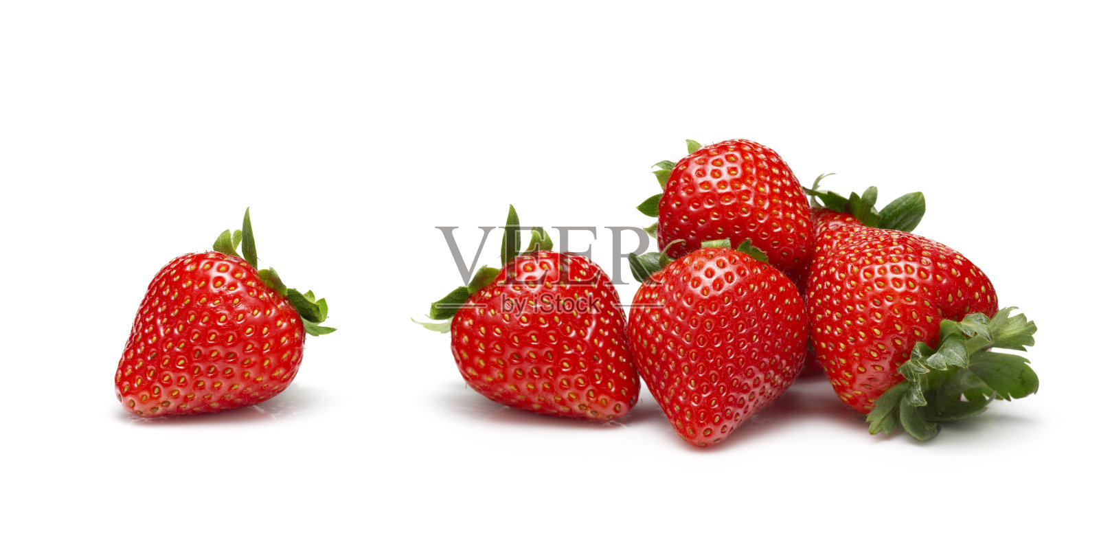 白色背景上的草莓照片摄影图片