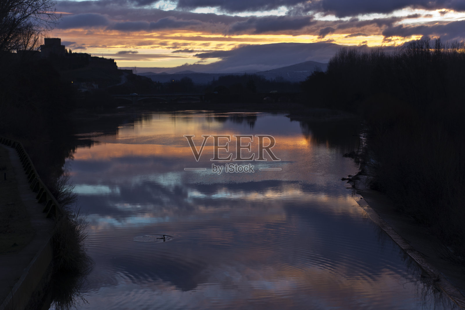 黎明时分的阿圭达河照片摄影图片