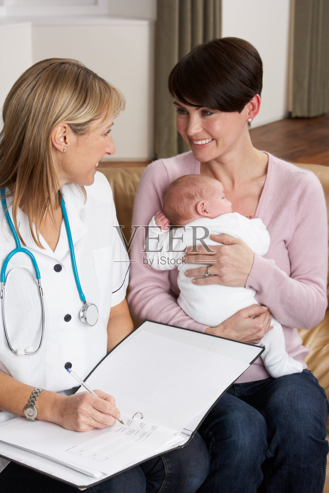 母亲带着新生儿拜访健康专家照片摄影图片