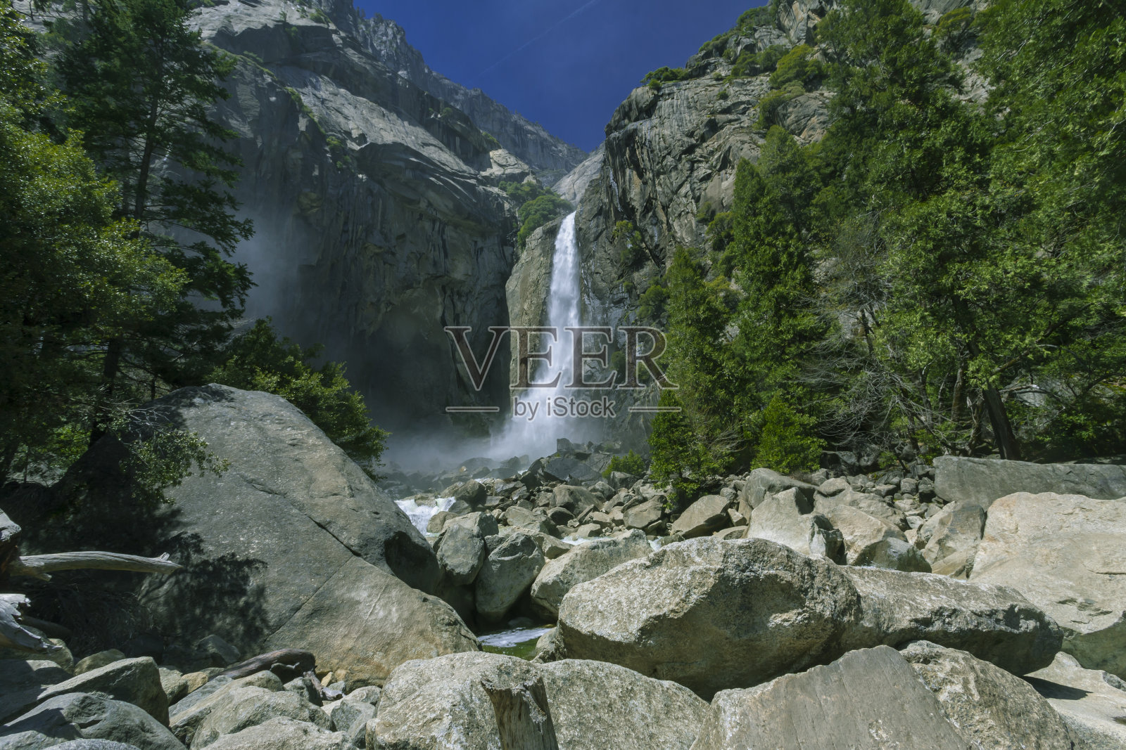 较低的约塞米蒂瀑布照片摄影图片