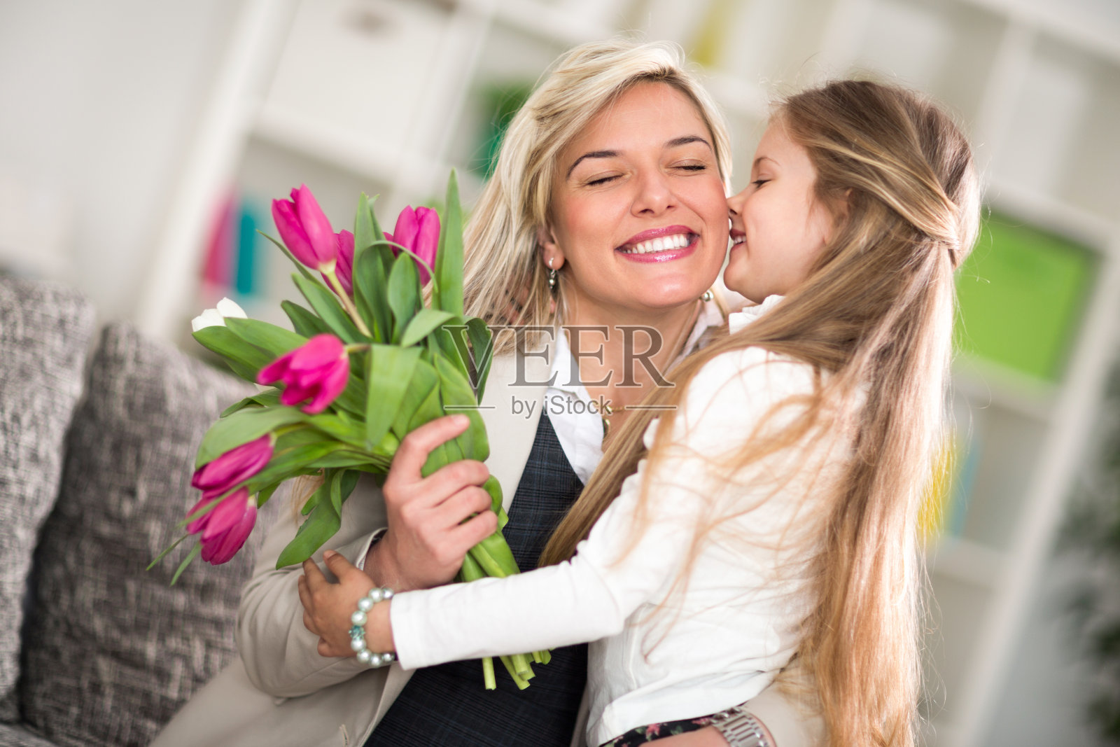 那个女孩在母亲节给妈妈送花照片摄影图片