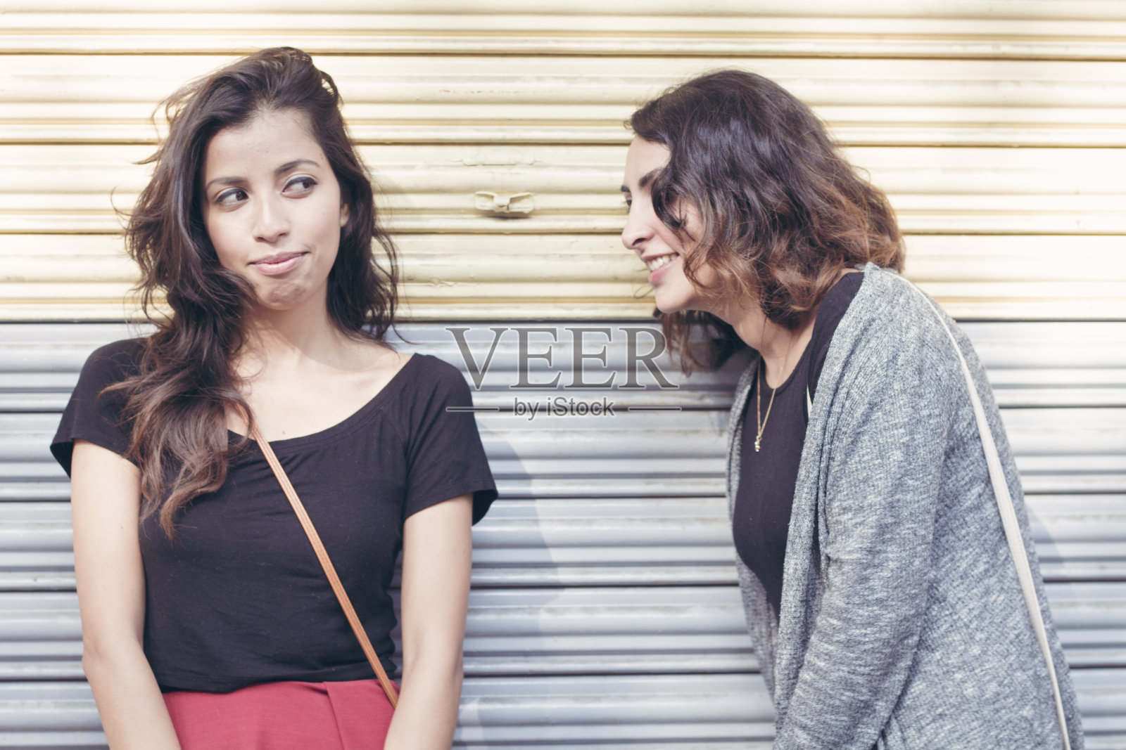 两个女朋友站在关门的商店前照片摄影图片