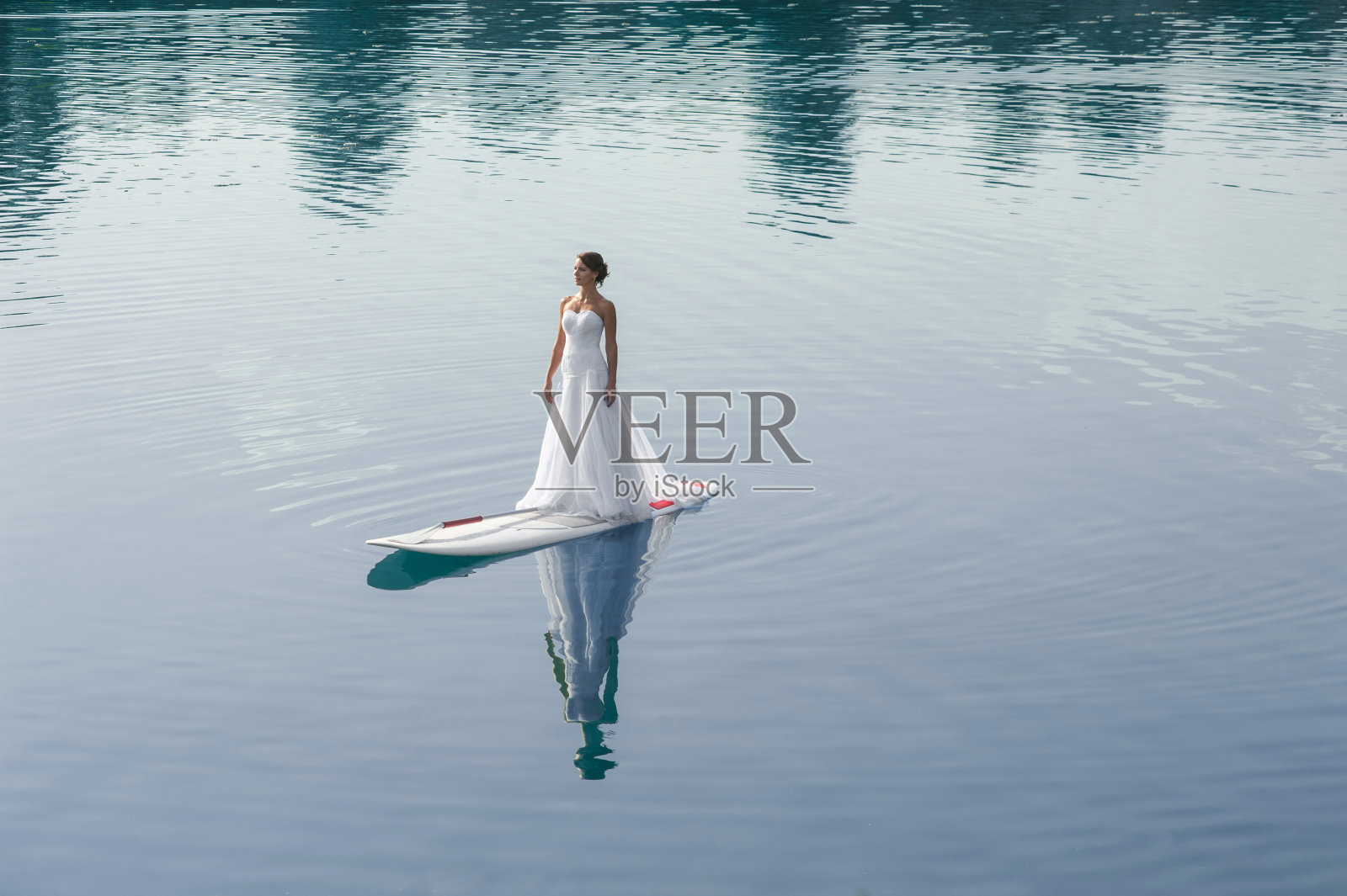 新娘站起来划桨板照片摄影图片